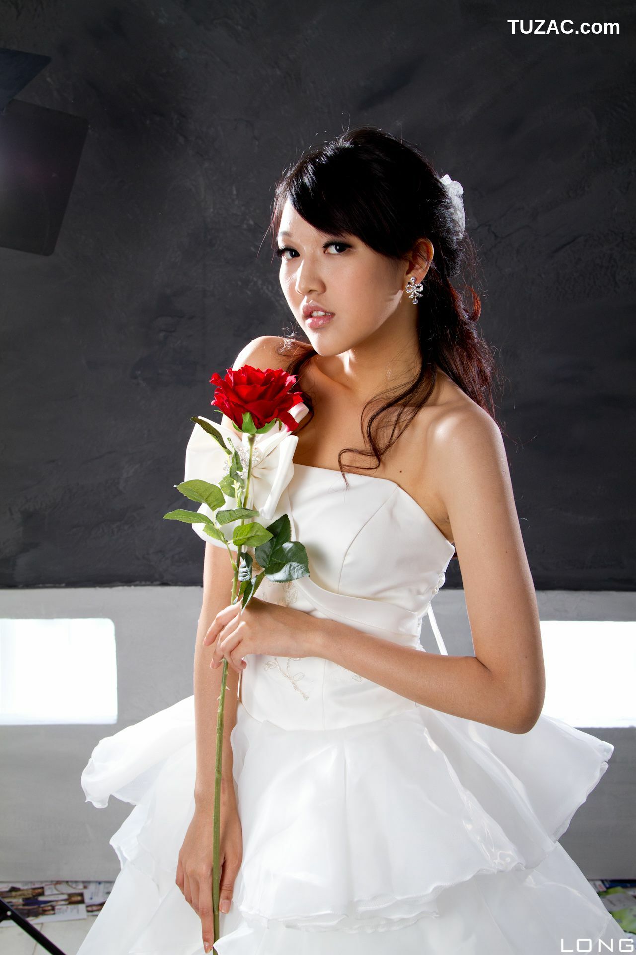 台湾正妹_台湾美女模特陈玮廷Jill《婚紗之白》写真集