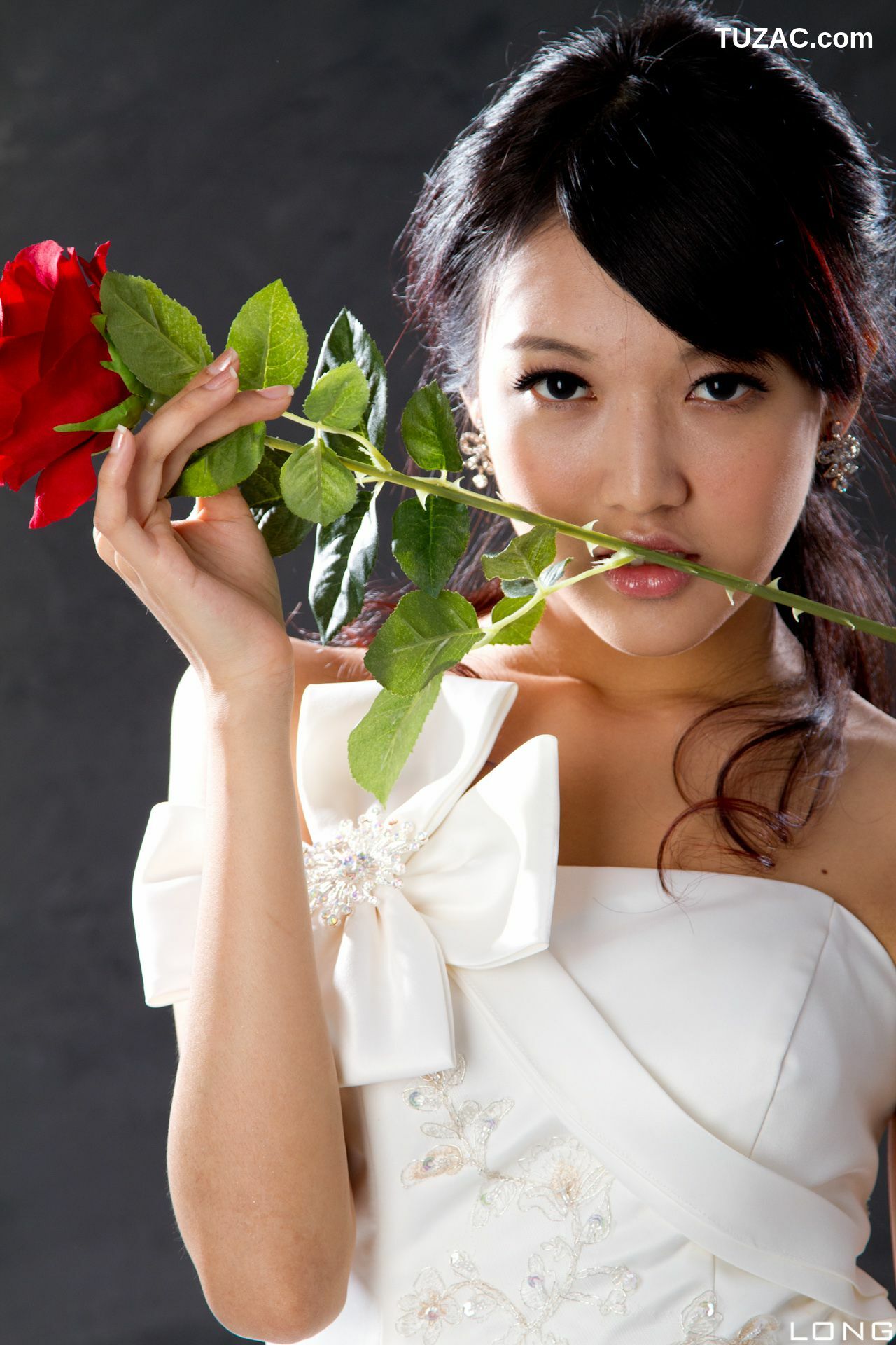 台湾正妹_台湾美女模特陈玮廷Jill《婚紗之白》写真集