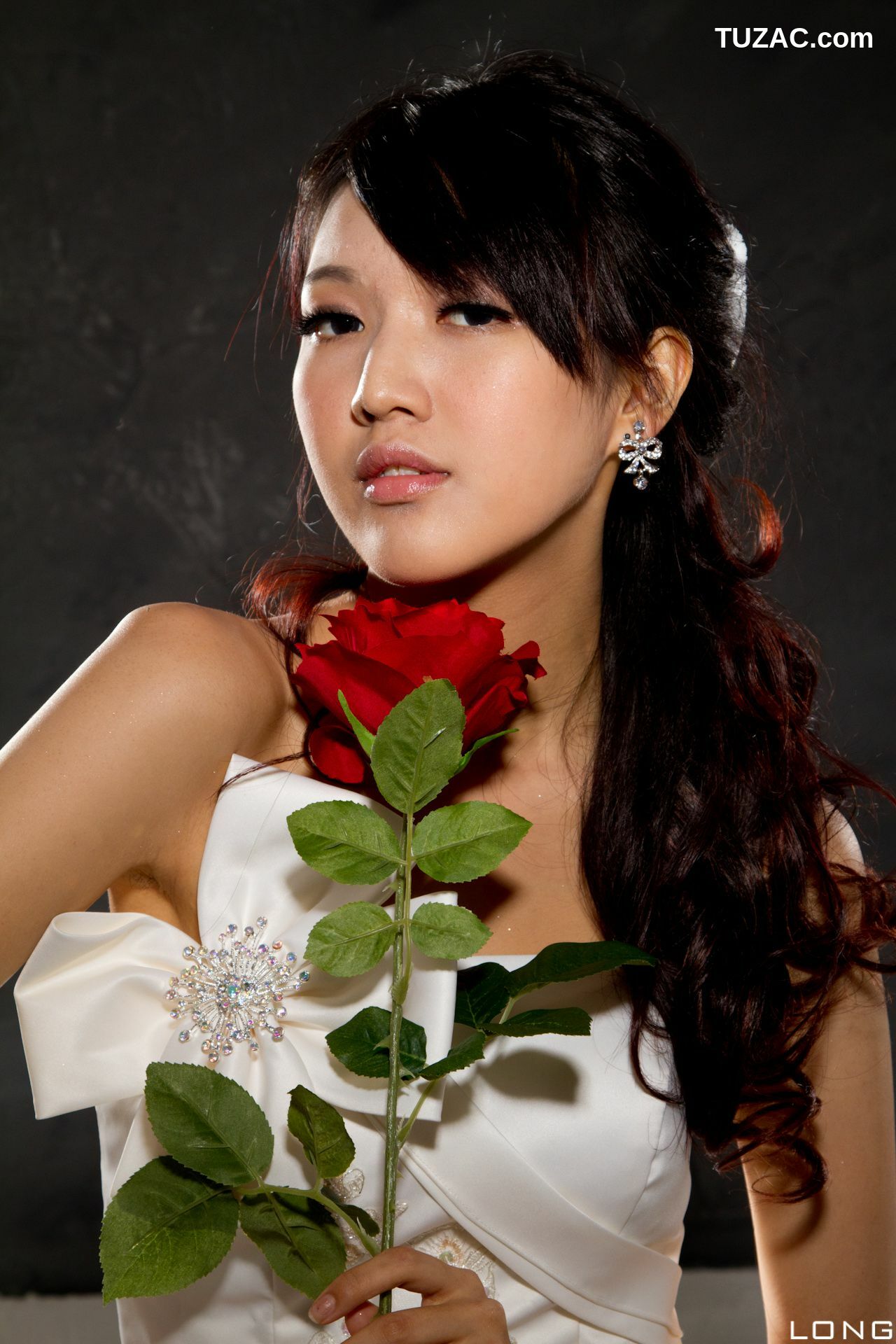 台湾正妹_台湾美女模特陈玮廷Jill《婚紗之白》写真集