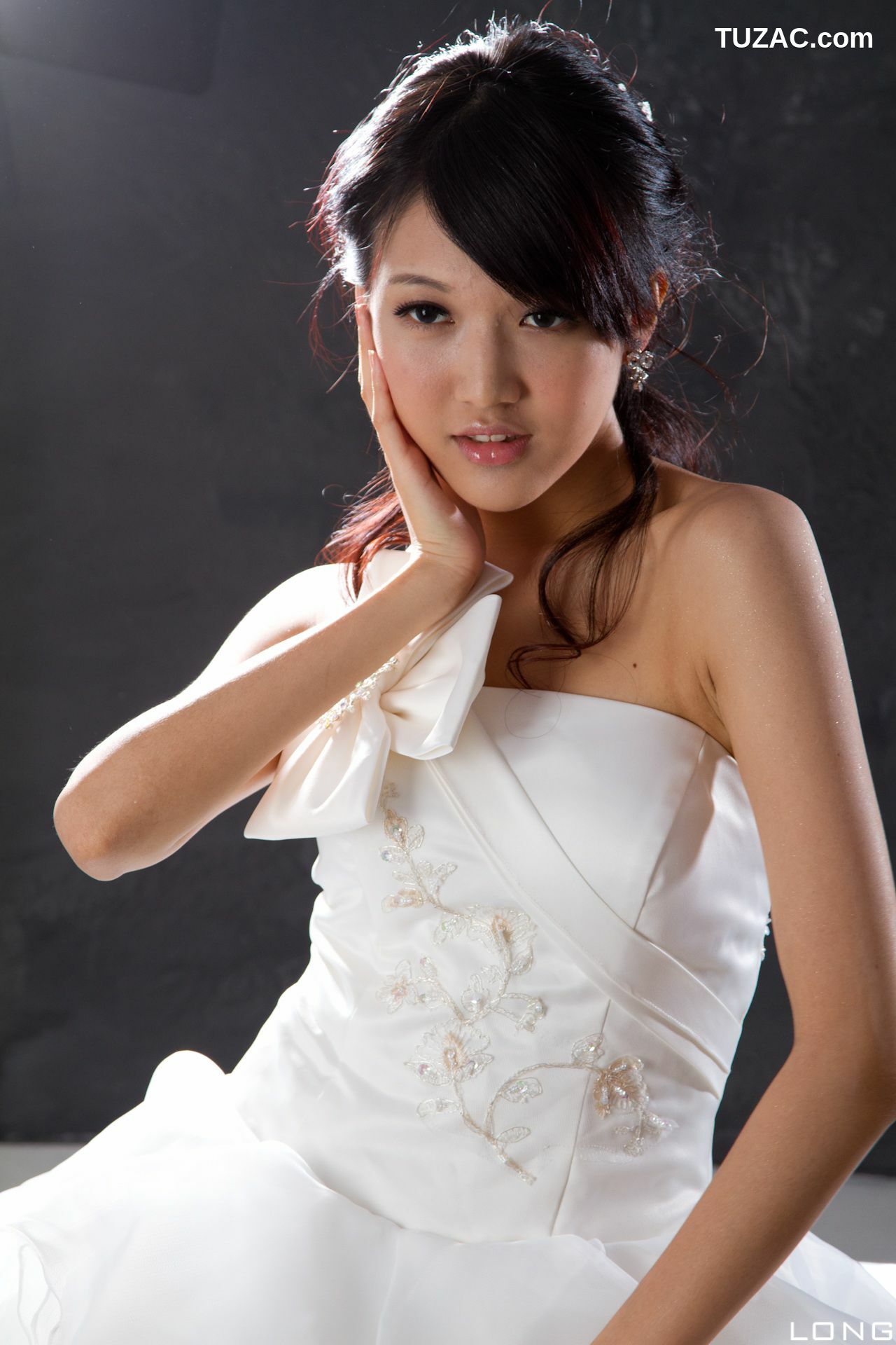 台湾正妹_台湾美女模特陈玮廷Jill《婚紗之白》写真集