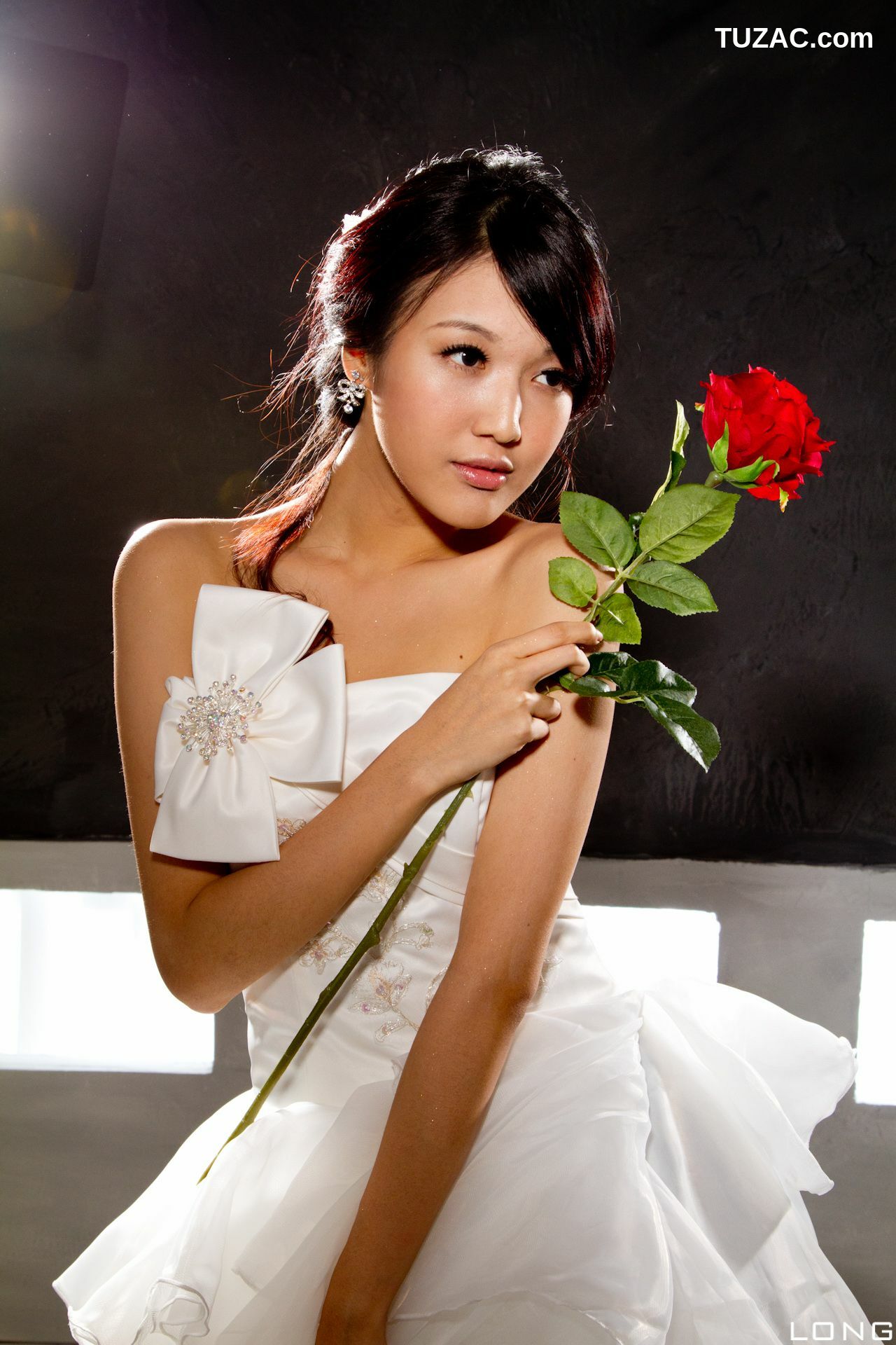 台湾正妹_台湾美女模特陈玮廷Jill《婚紗之白》写真集