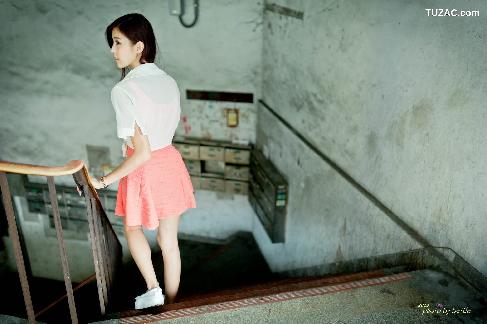 台湾正妹_廖挺伶/Kila晶晶《街拍粉嫩连衣裙系列》 写真集