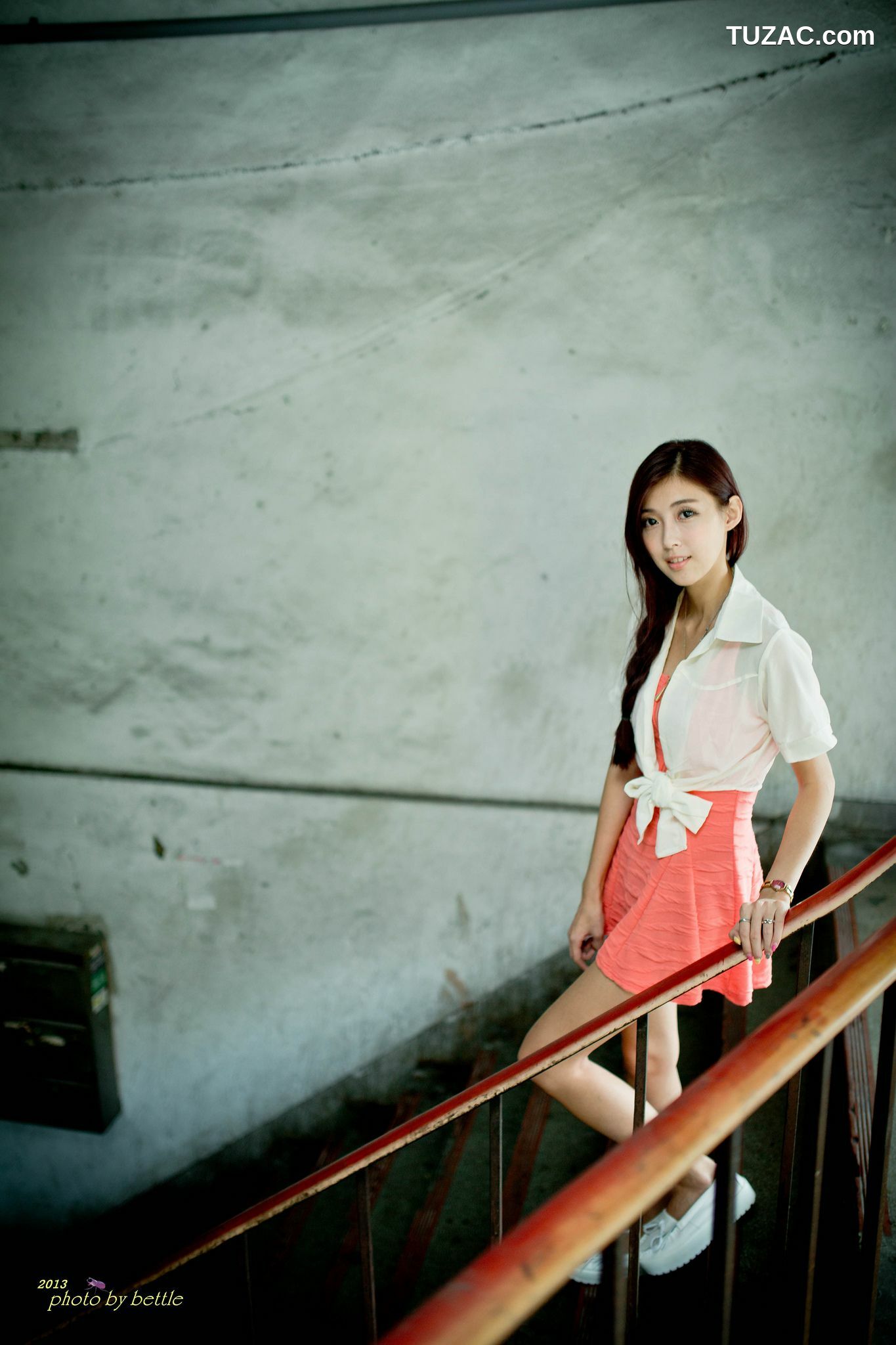 台湾正妹_廖挺伶/Kila晶晶《街拍粉嫩连衣裙系列》 写真集