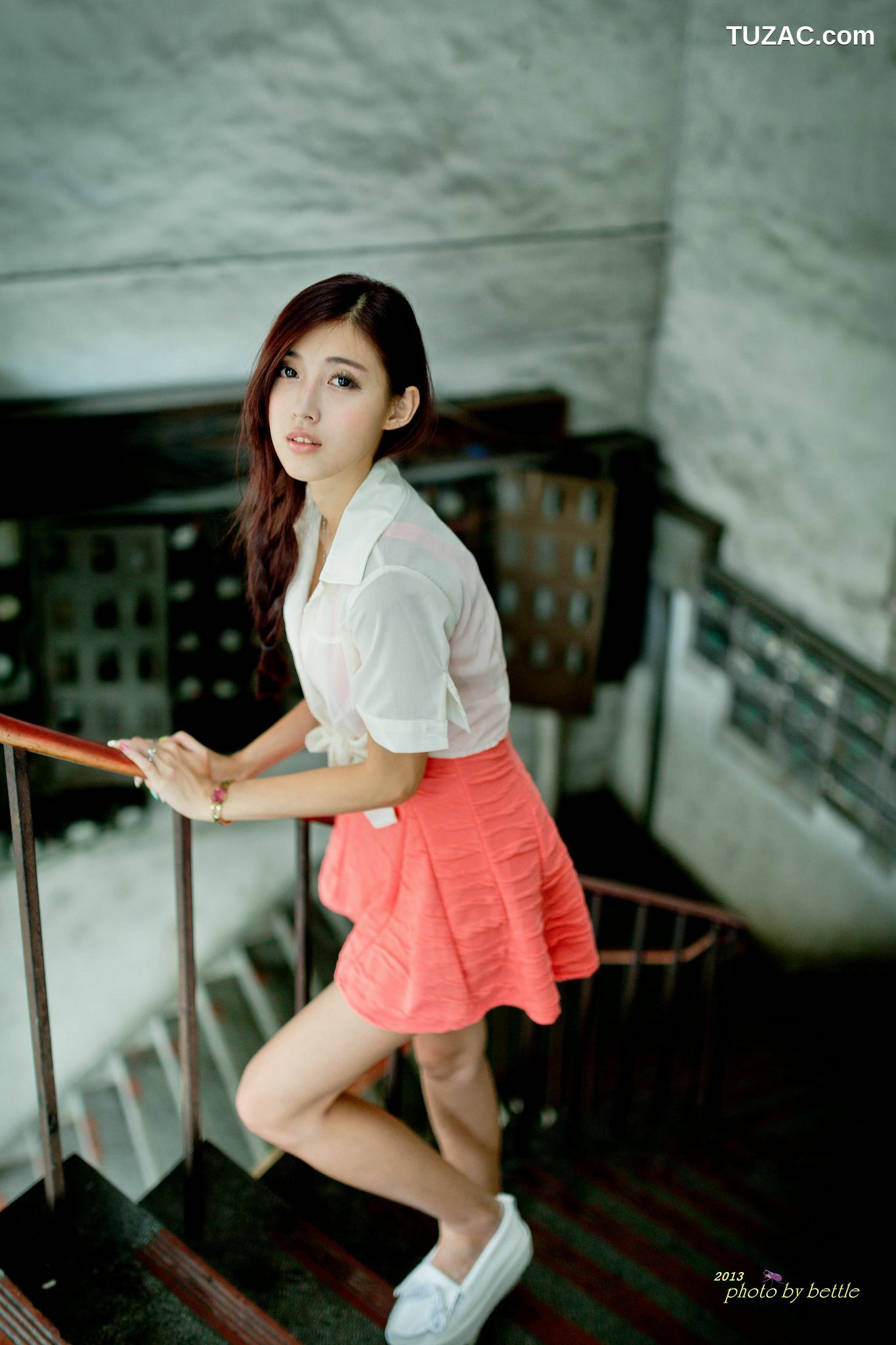 台湾正妹_廖挺伶/Kila晶晶《街拍粉嫩连衣裙系列》 写真集