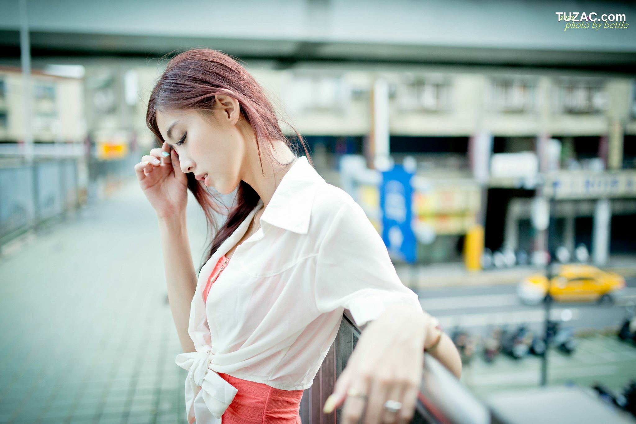 台湾正妹_廖挺伶/Kila晶晶《街拍粉嫩连衣裙系列》 写真集