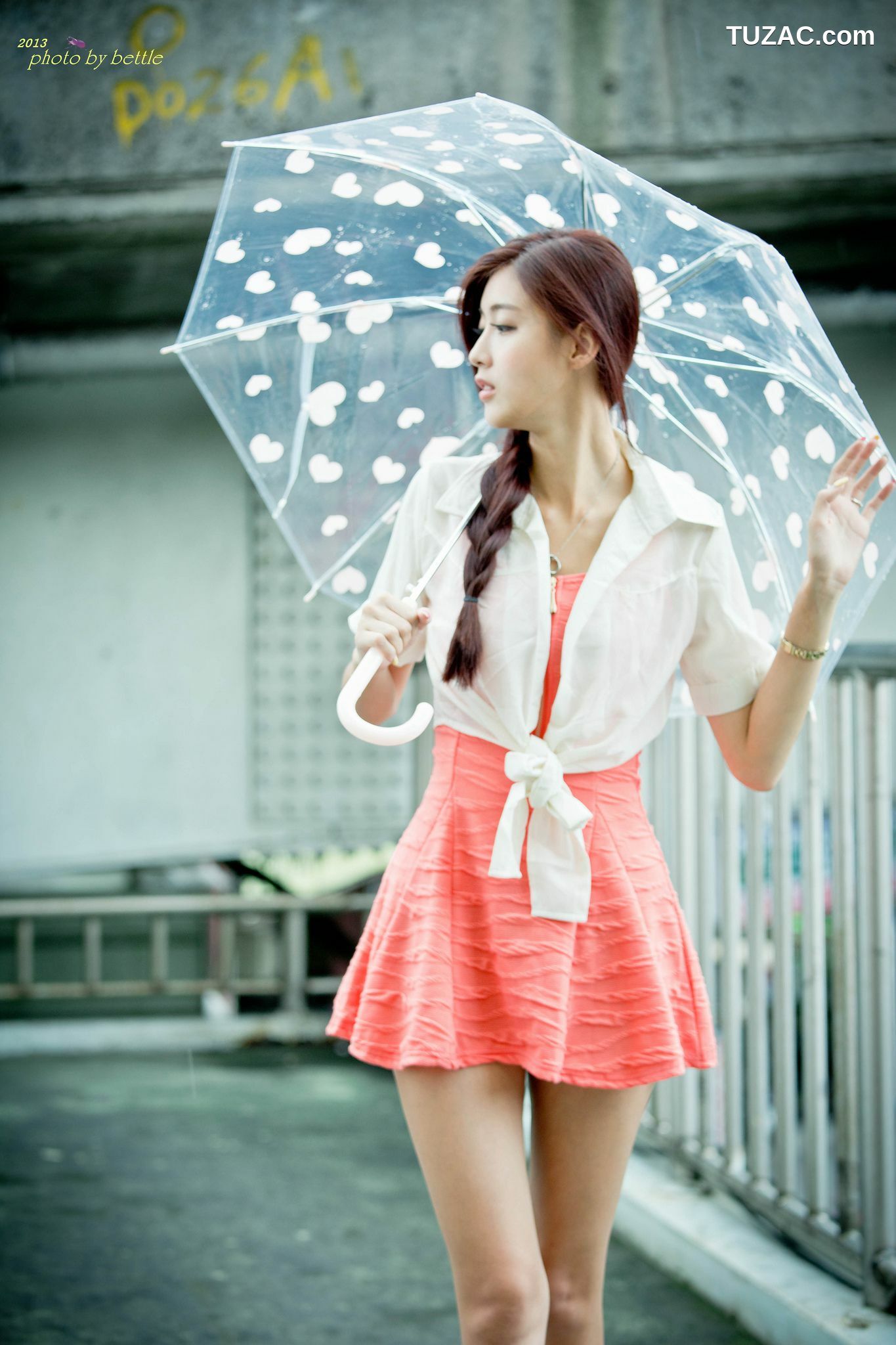 台湾正妹_廖挺伶/Kila晶晶《街拍粉嫩连衣裙系列》 写真集