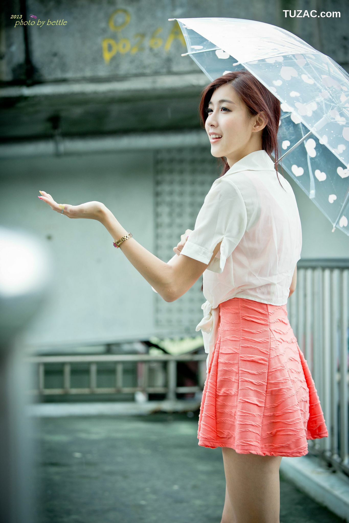 台湾正妹_廖挺伶/Kila晶晶《街拍粉嫩连衣裙系列》 写真集