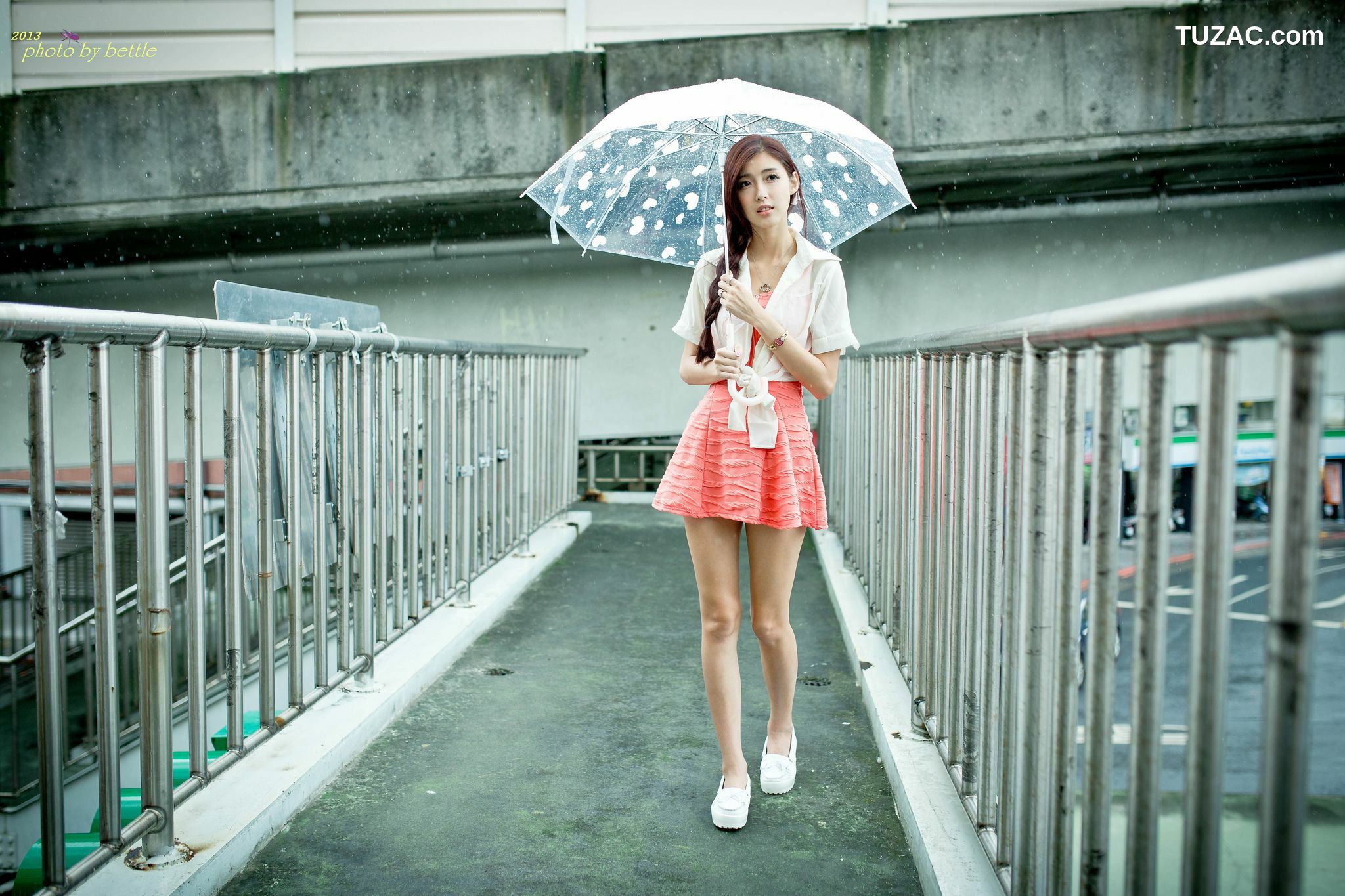 台湾正妹_廖挺伶/Kila晶晶《街拍粉嫩连衣裙系列》 写真集