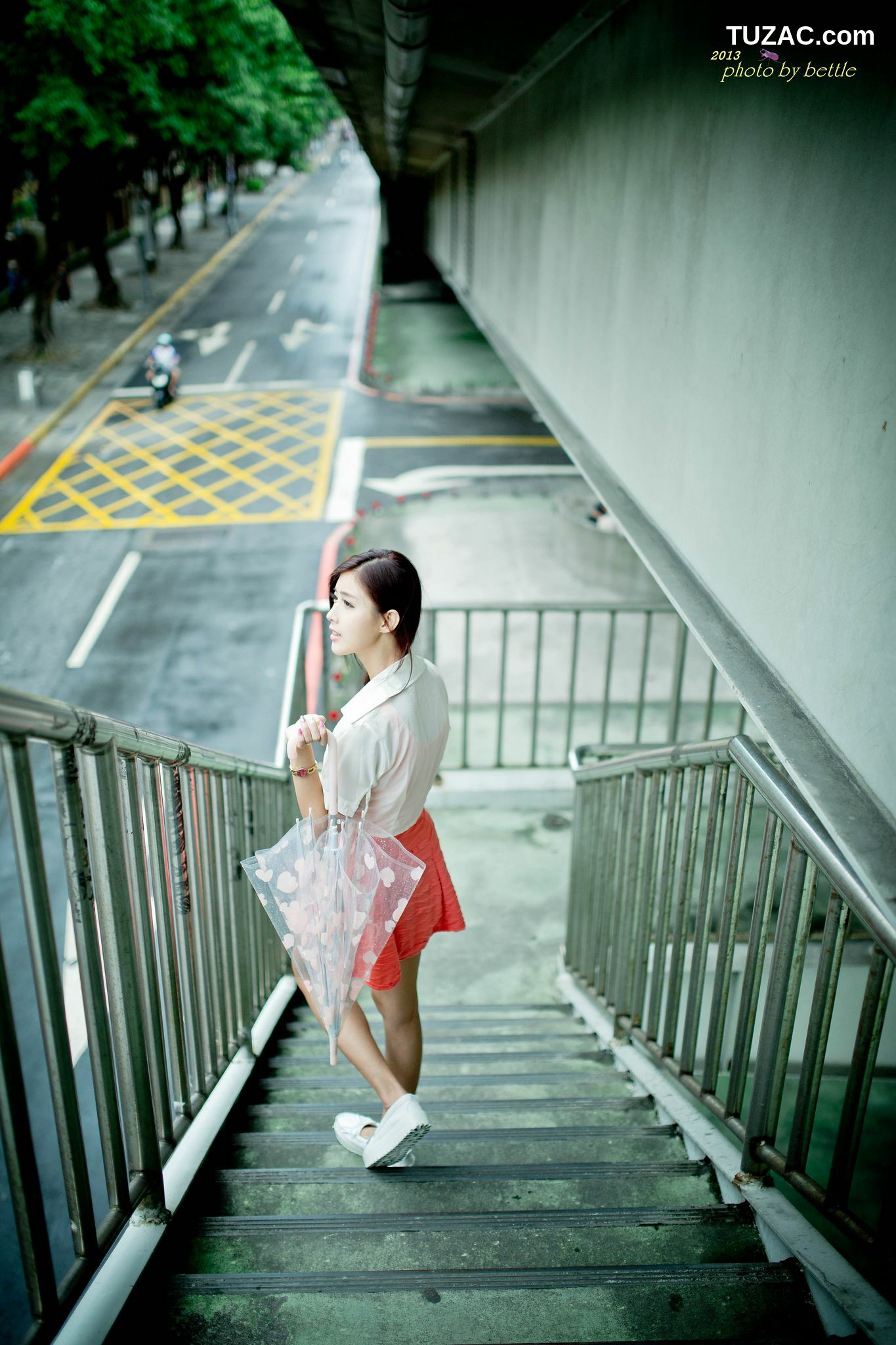 台湾正妹_廖挺伶/Kila晶晶《街拍粉嫩连衣裙系列》 写真集