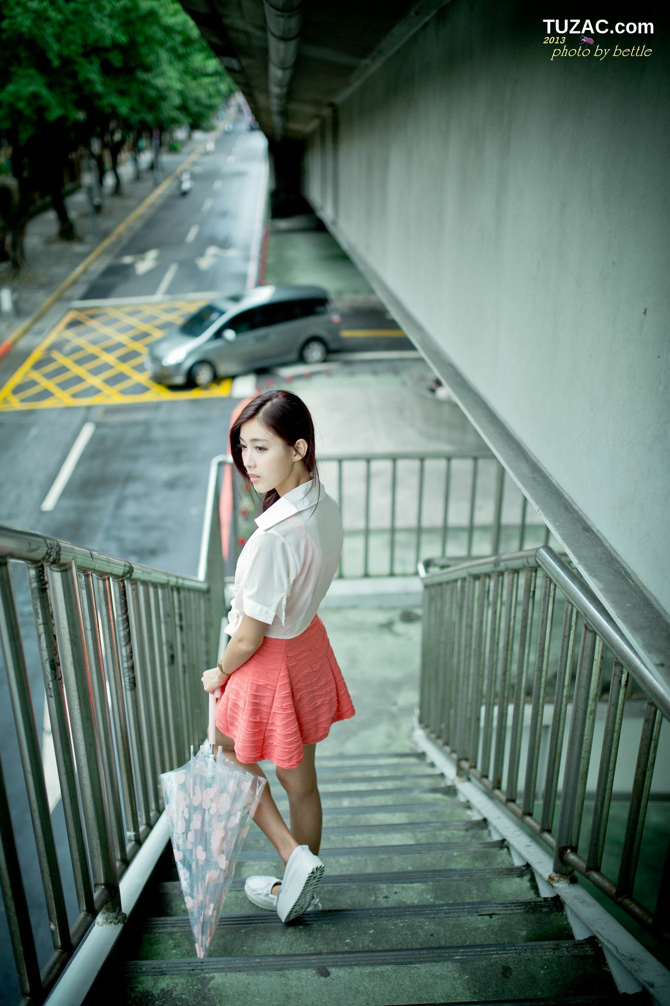 台湾正妹_廖挺伶/Kila晶晶《街拍粉嫩连衣裙系列》 写真集