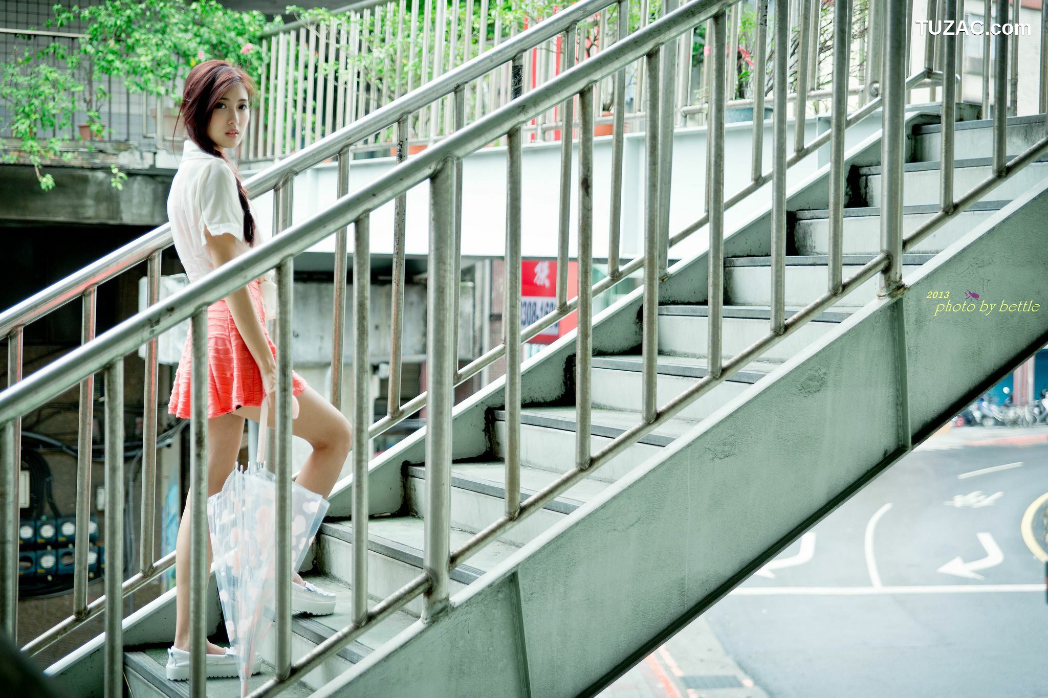 台湾正妹_廖挺伶/Kila晶晶《街拍粉嫩连衣裙系列》 写真集