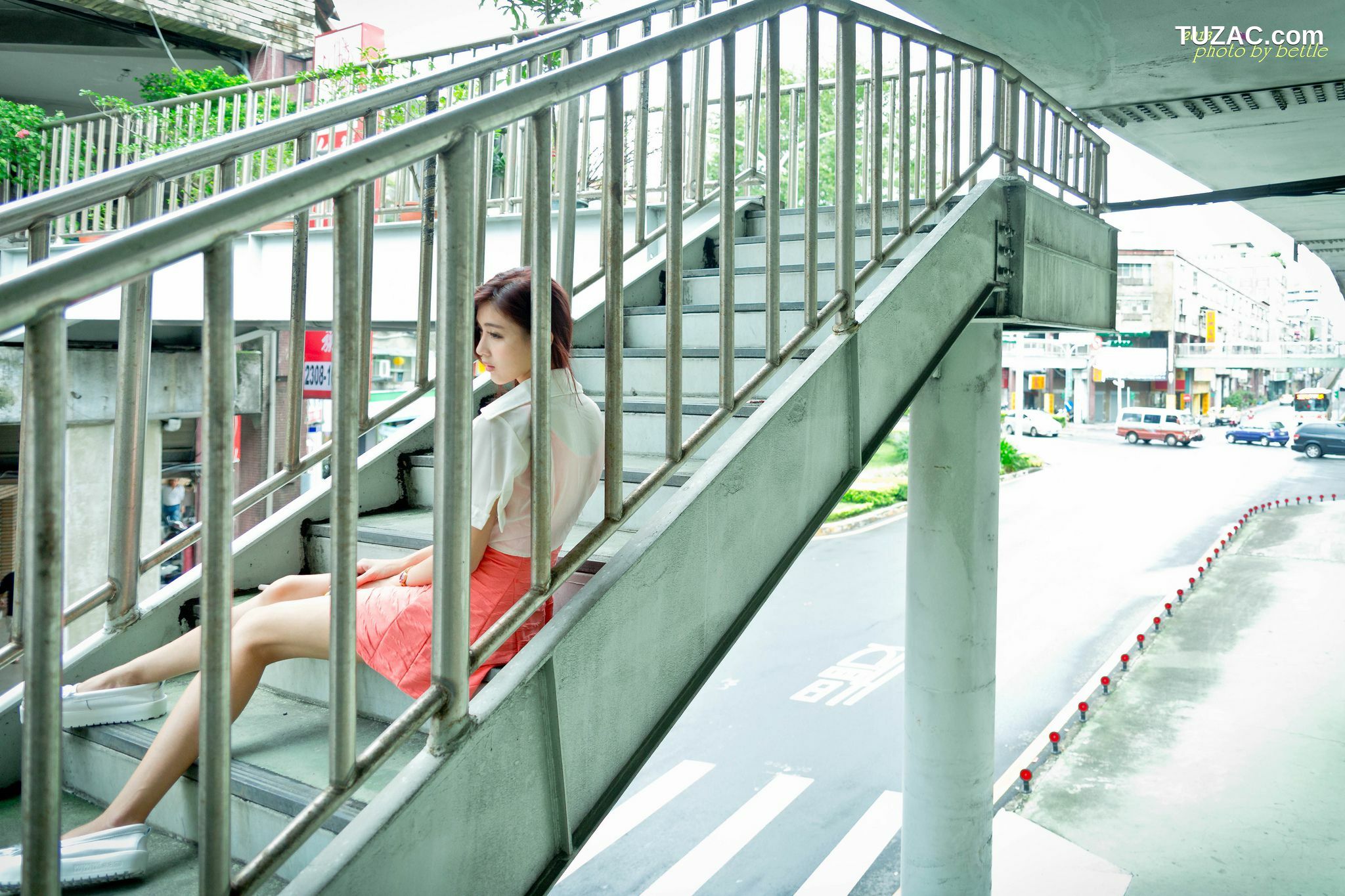 台湾正妹_廖挺伶/Kila晶晶《街拍粉嫩连衣裙系列》 写真集