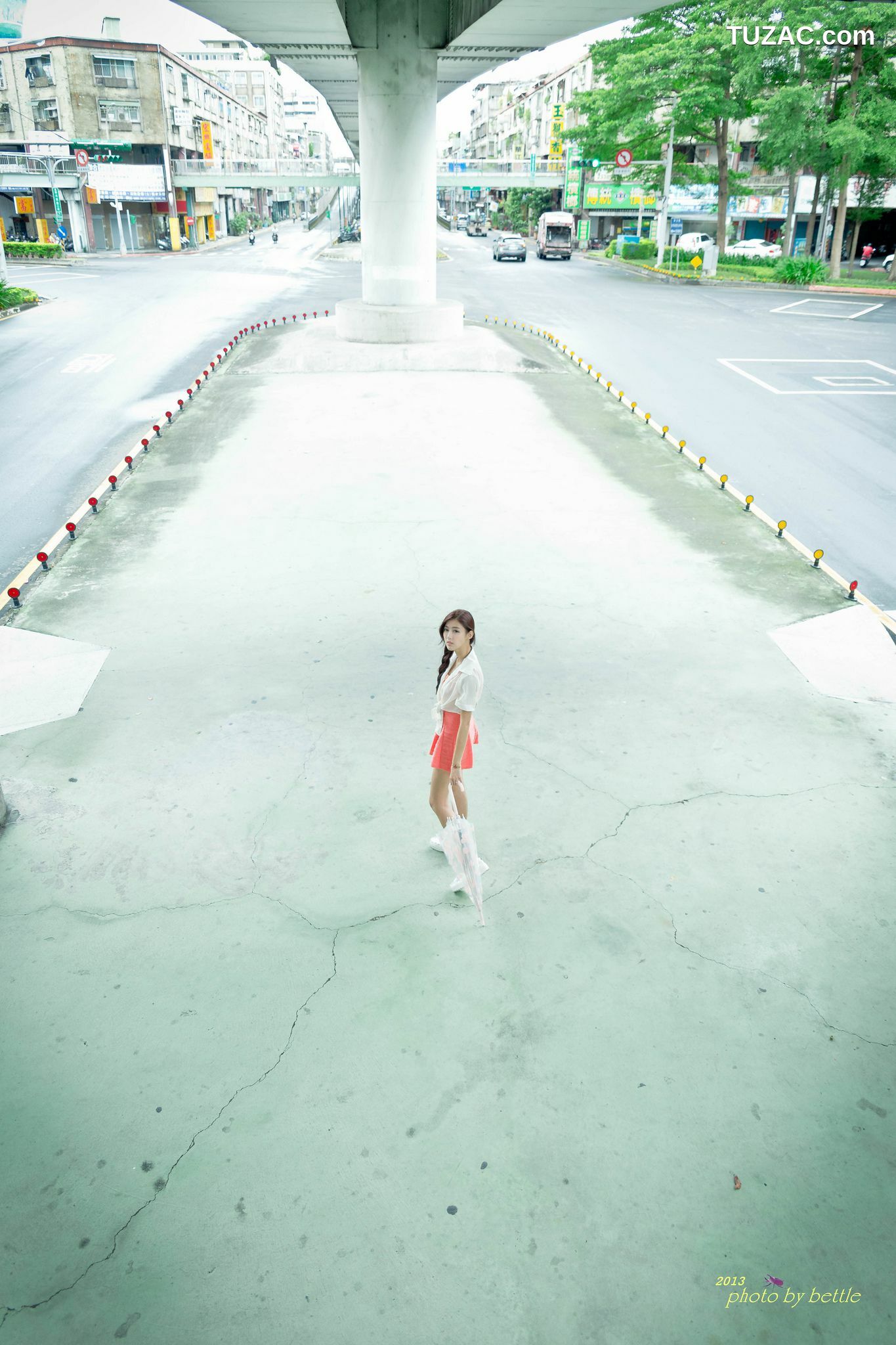 台湾正妹_廖挺伶/Kila晶晶《街拍粉嫩连衣裙系列》 写真集