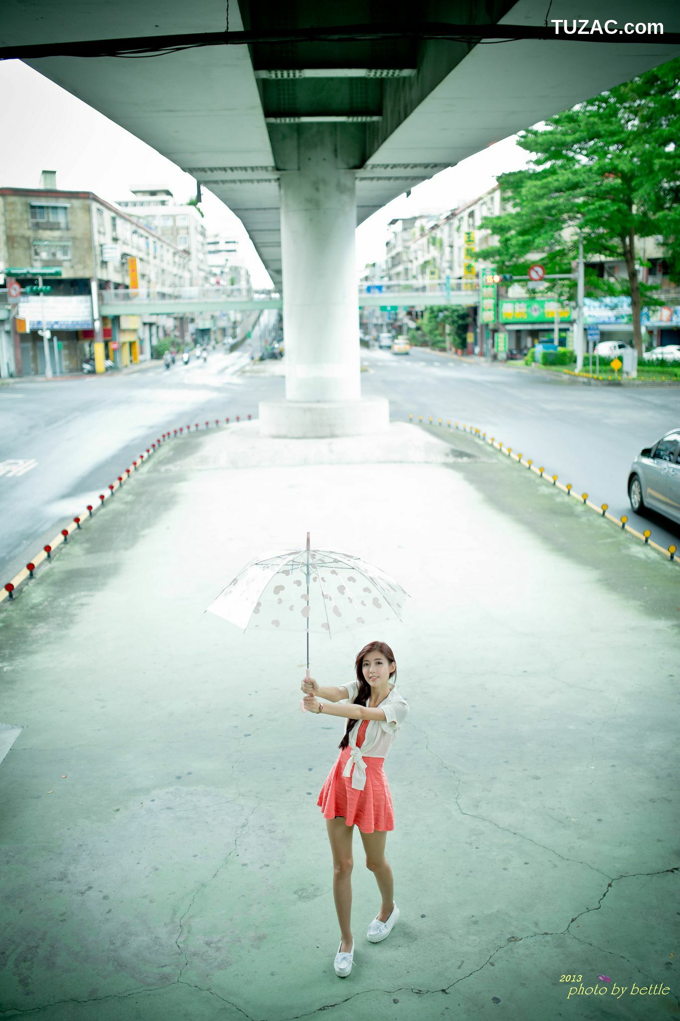 台湾正妹_廖挺伶/Kila晶晶《街拍粉嫩连衣裙系列》 写真集