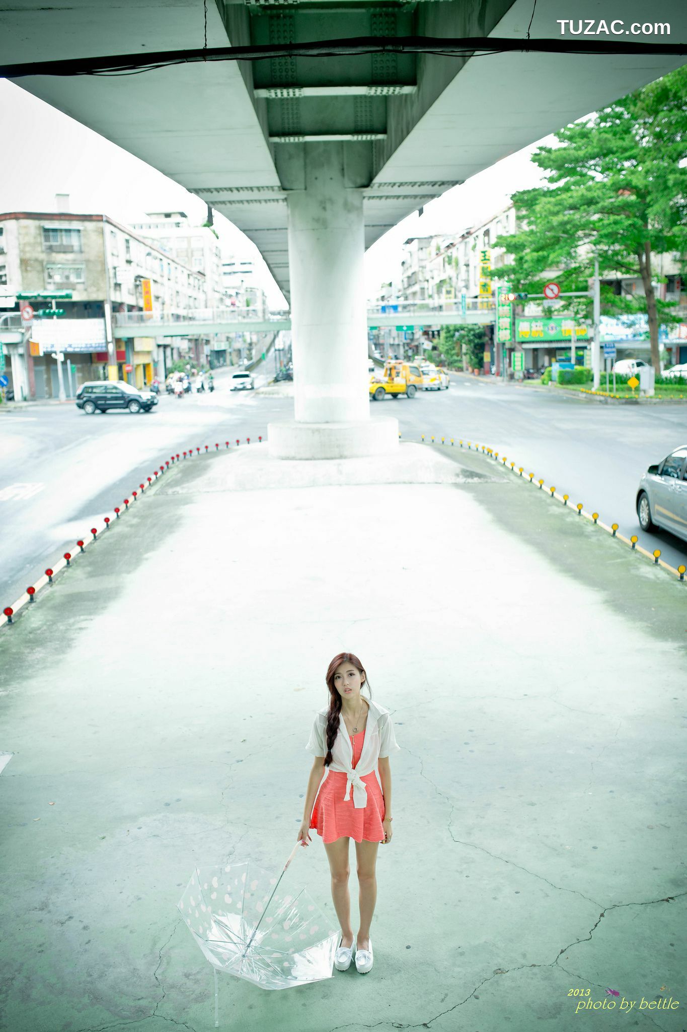 台湾正妹_廖挺伶/Kila晶晶《街拍粉嫩连衣裙系列》 写真集