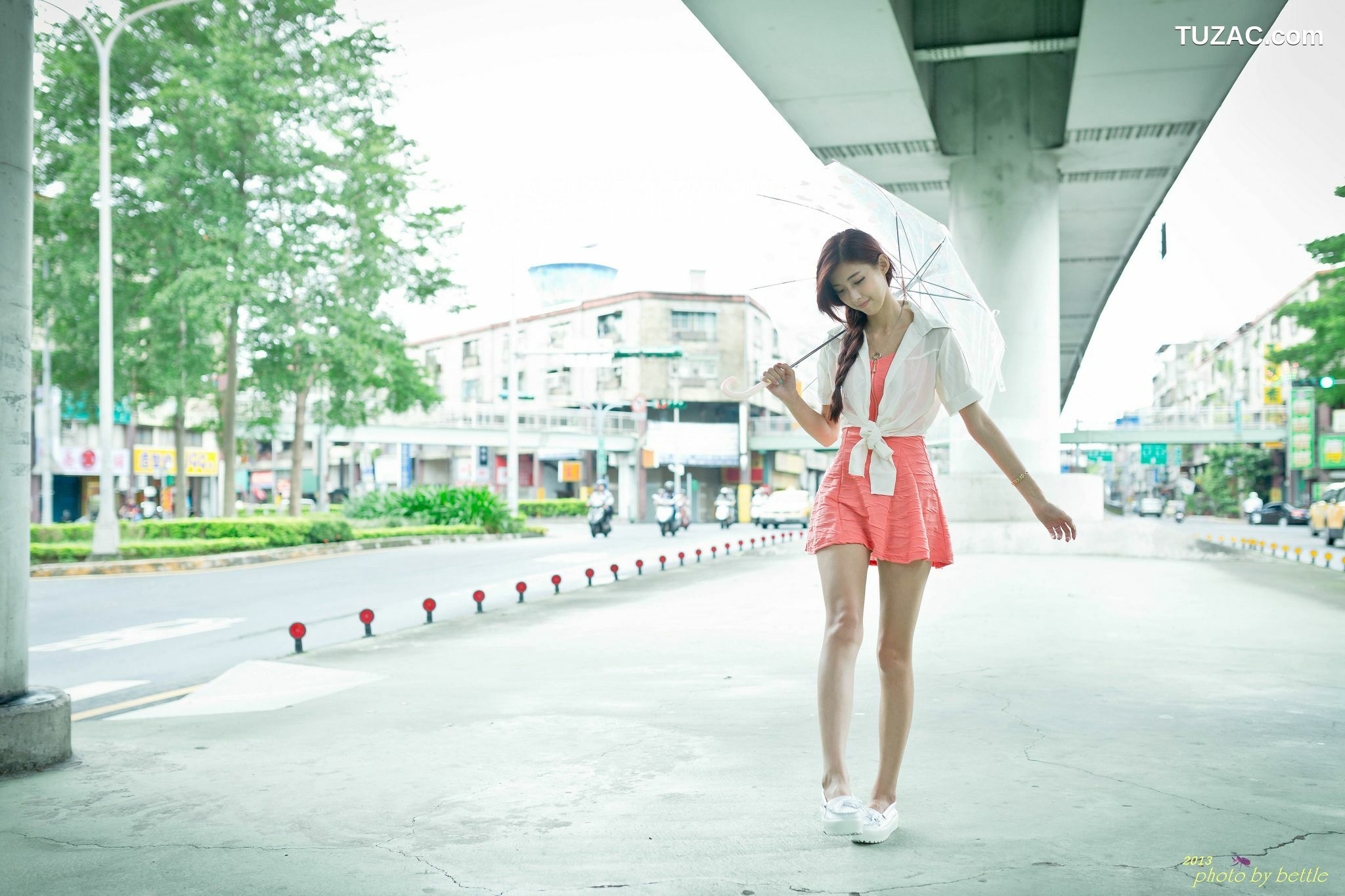 台湾正妹_廖挺伶/Kila晶晶《街拍粉嫩连衣裙系列》 写真集