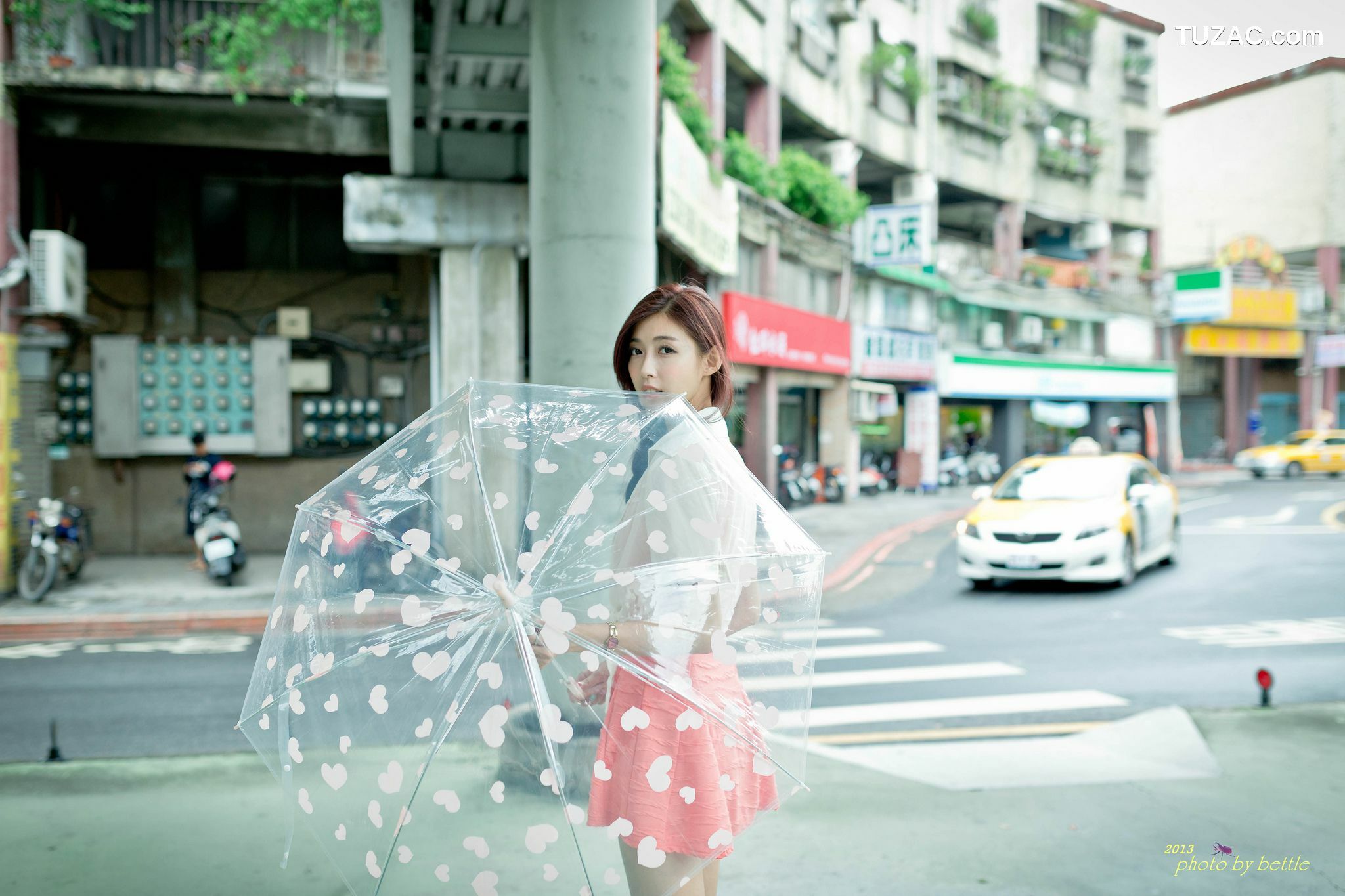 台湾正妹_廖挺伶/Kila晶晶《街拍粉嫩连衣裙系列》 写真集