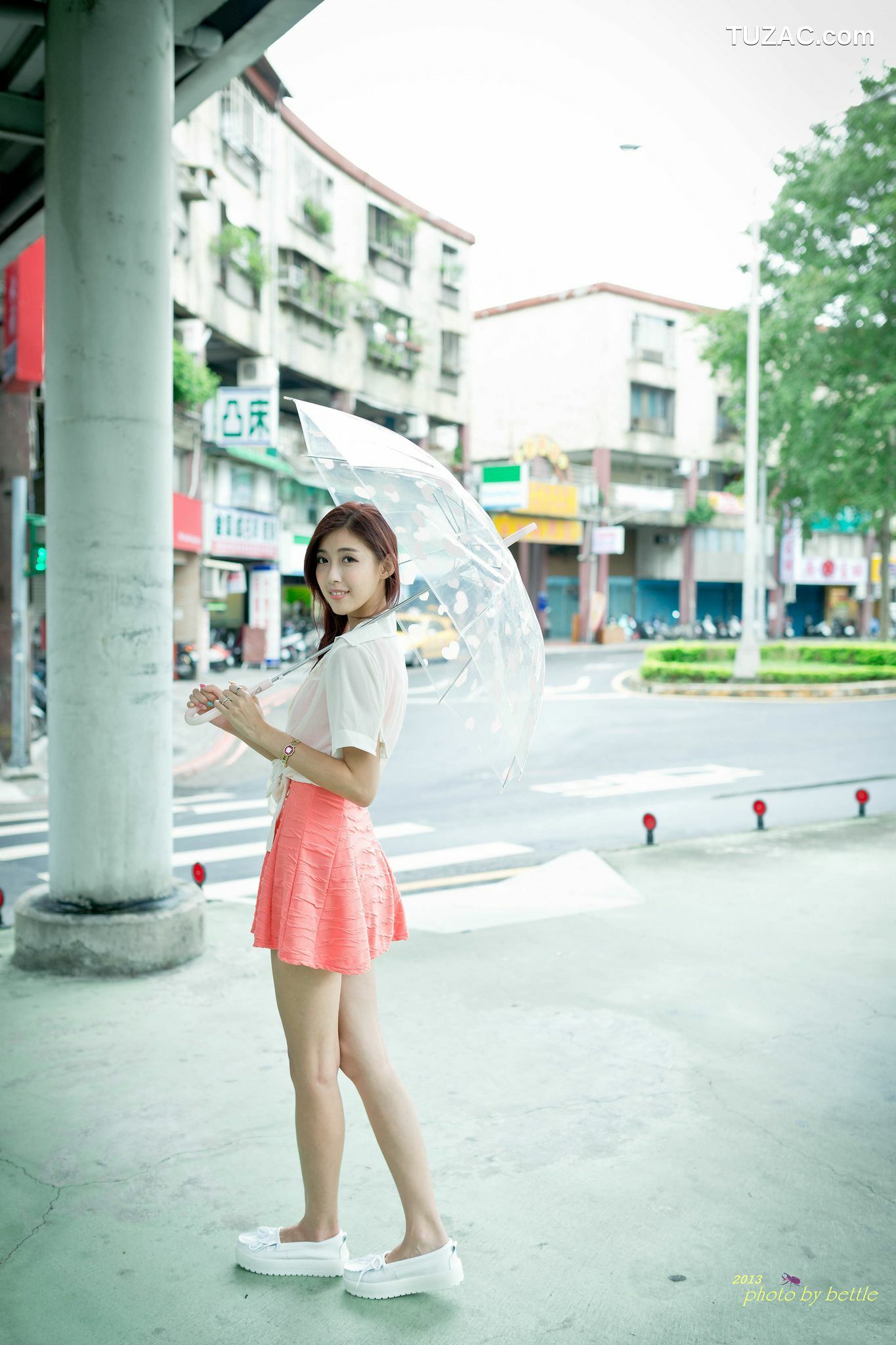 台湾正妹_廖挺伶/Kila晶晶《街拍粉嫩连衣裙系列》 写真集