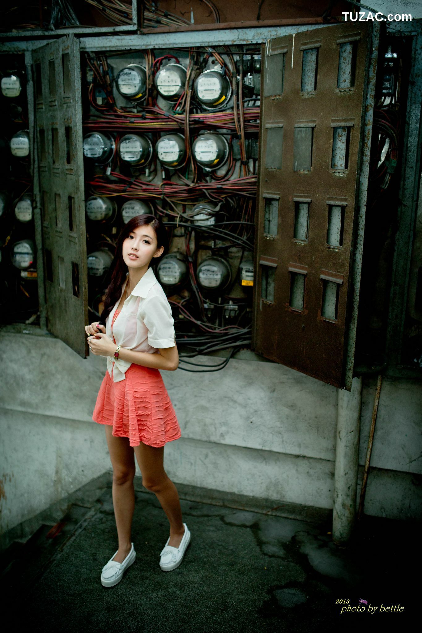 台湾正妹_廖挺伶/Kila晶晶《街拍粉嫩连衣裙系列》 写真集