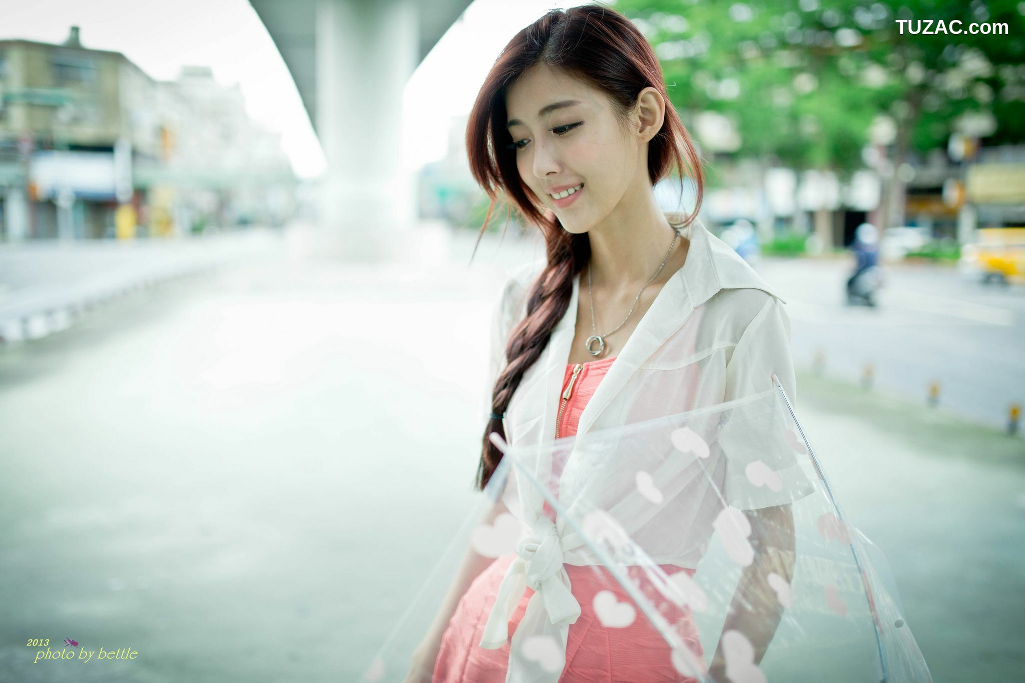 台湾正妹_廖挺伶/Kila晶晶《街拍粉嫩连衣裙系列》 写真集