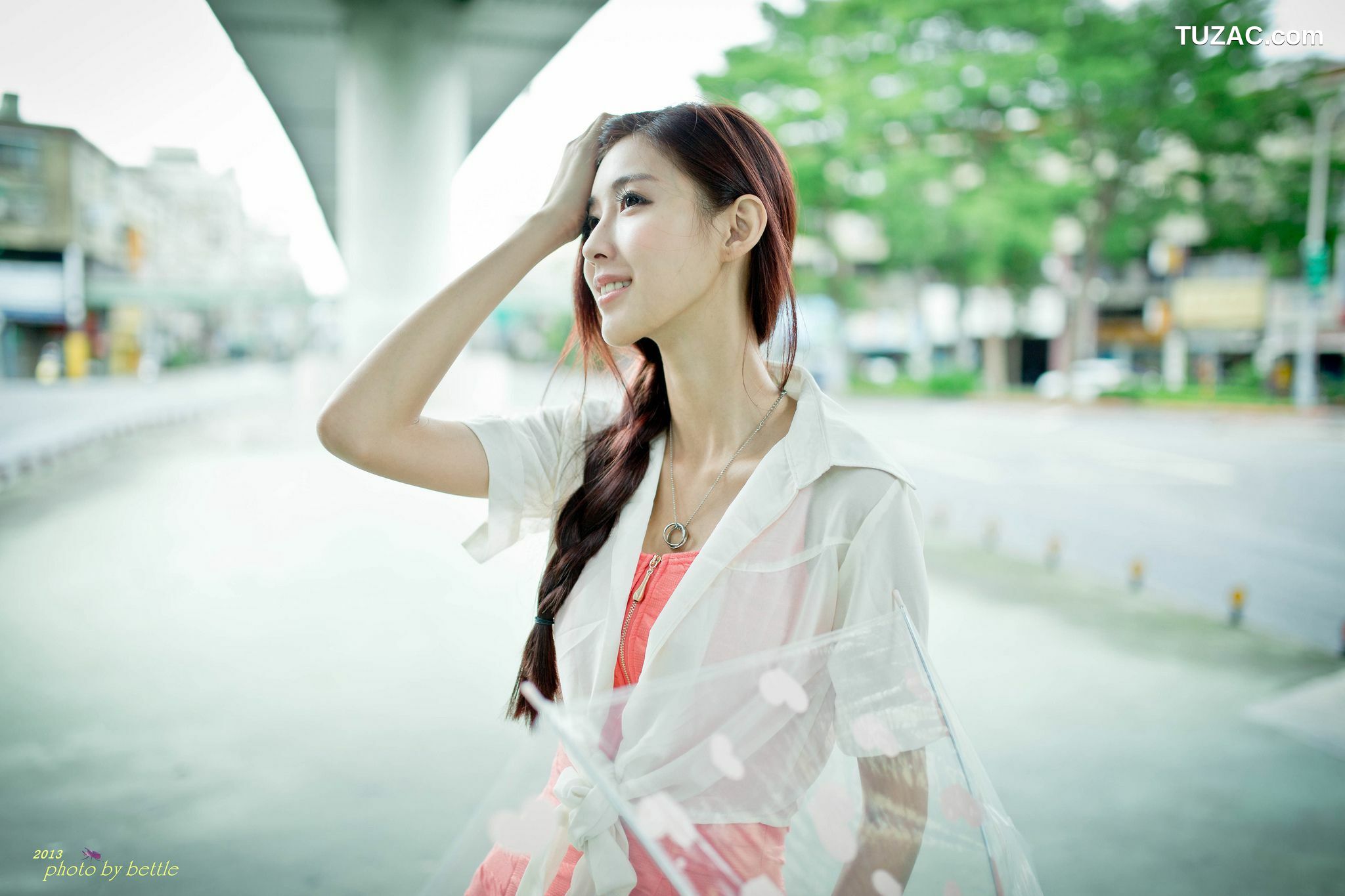 台湾正妹_廖挺伶/Kila晶晶《街拍粉嫩连衣裙系列》 写真集