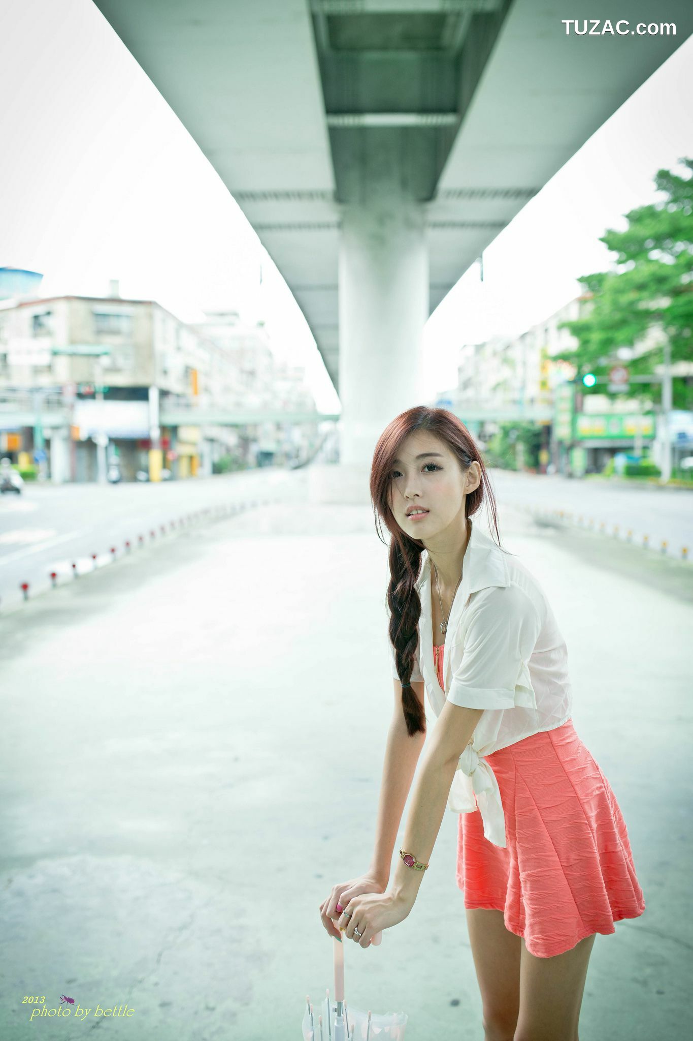 台湾正妹_廖挺伶/Kila晶晶《街拍粉嫩连衣裙系列》 写真集