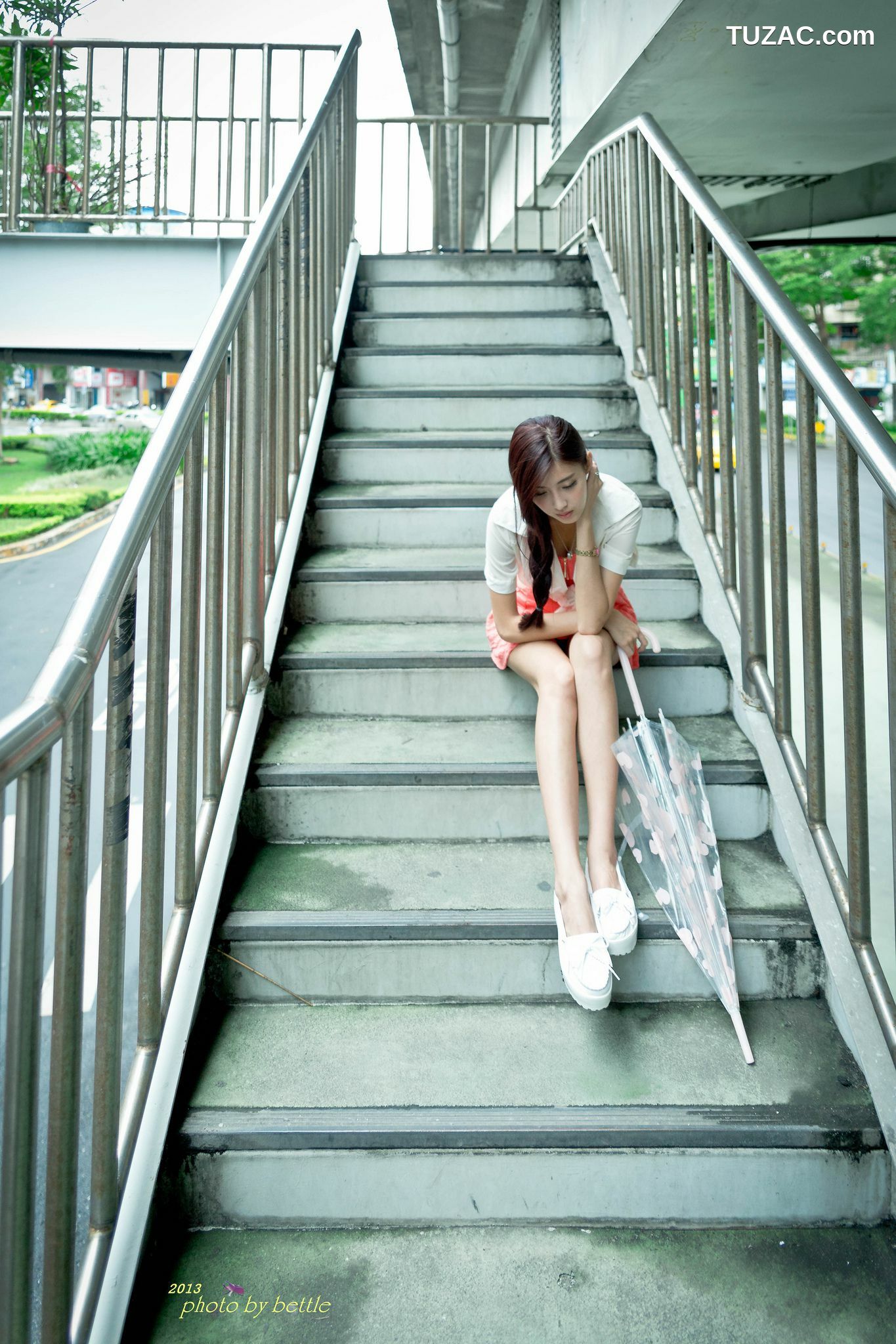 台湾正妹_廖挺伶/Kila晶晶《街拍粉嫩连衣裙系列》 写真集