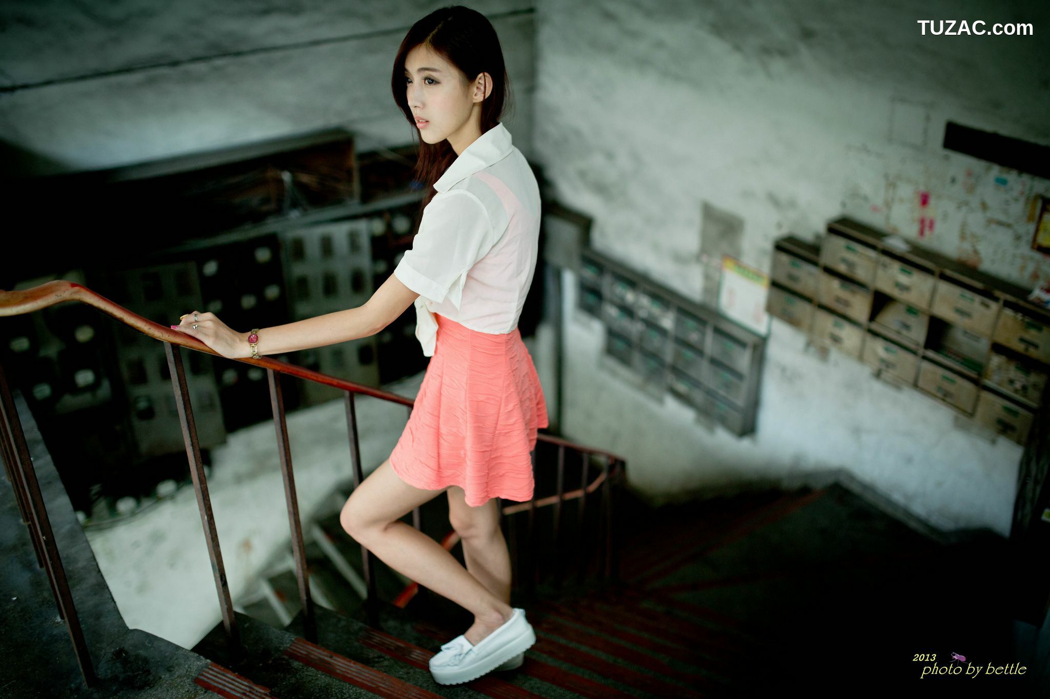 台湾正妹_廖挺伶/Kila晶晶《街拍粉嫩连衣裙系列》 写真集