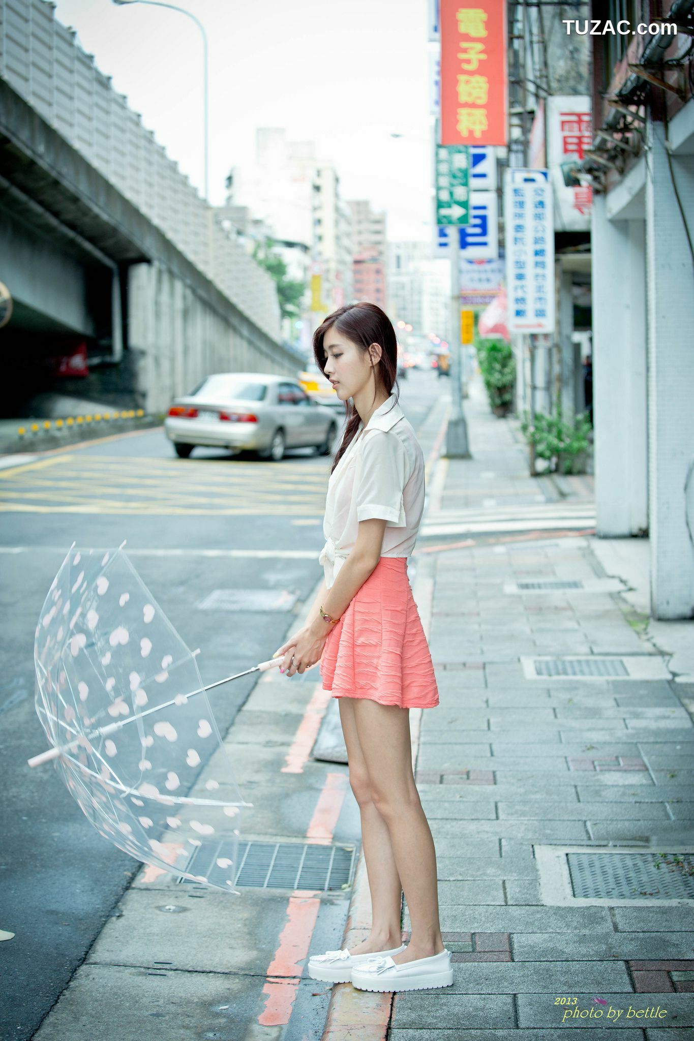 台湾正妹_廖挺伶/Kila晶晶《街拍粉嫩连衣裙系列》 写真集