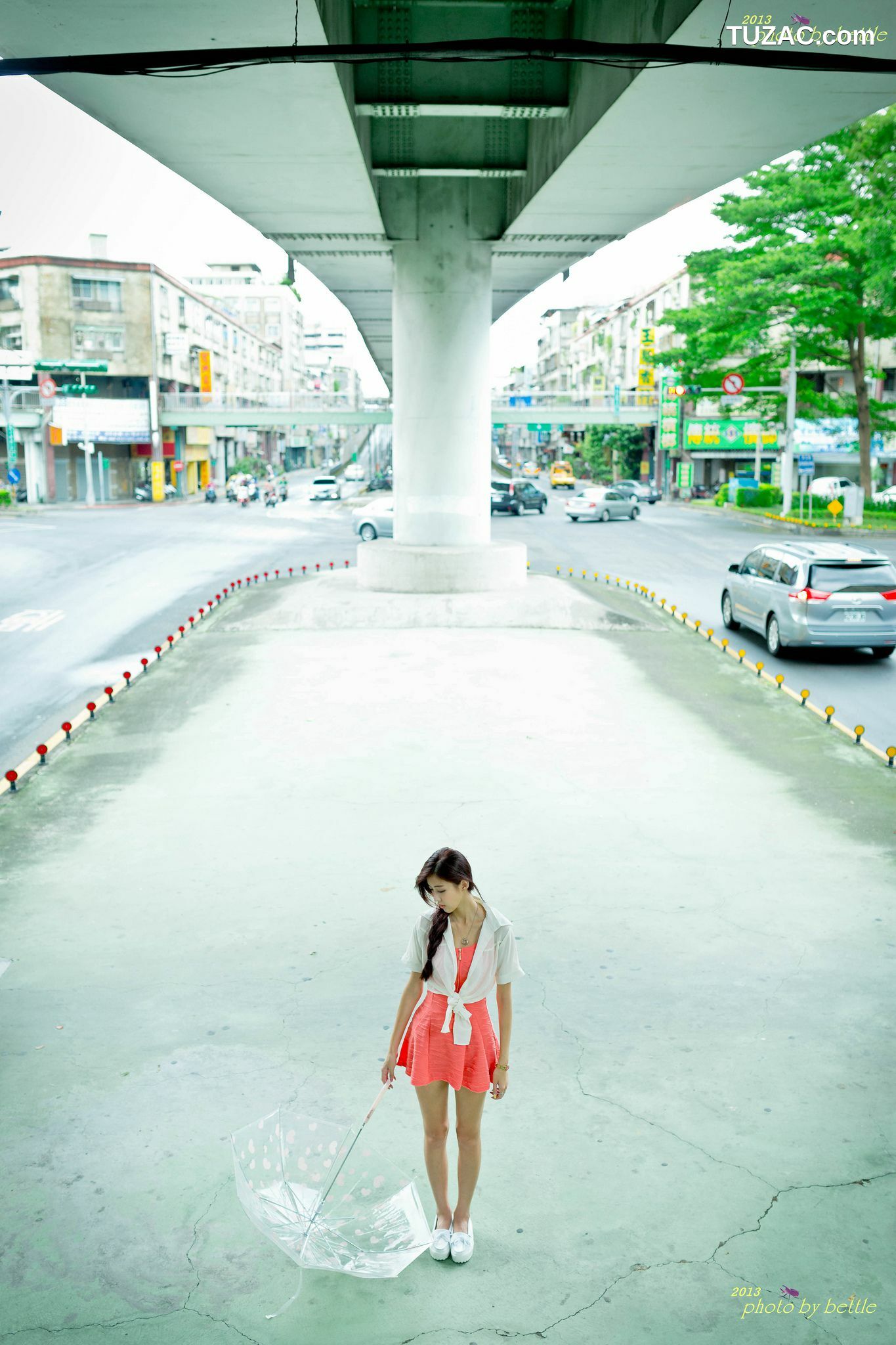 台湾正妹_廖挺伶/Kila晶晶《街拍粉嫩连衣裙系列》 写真集