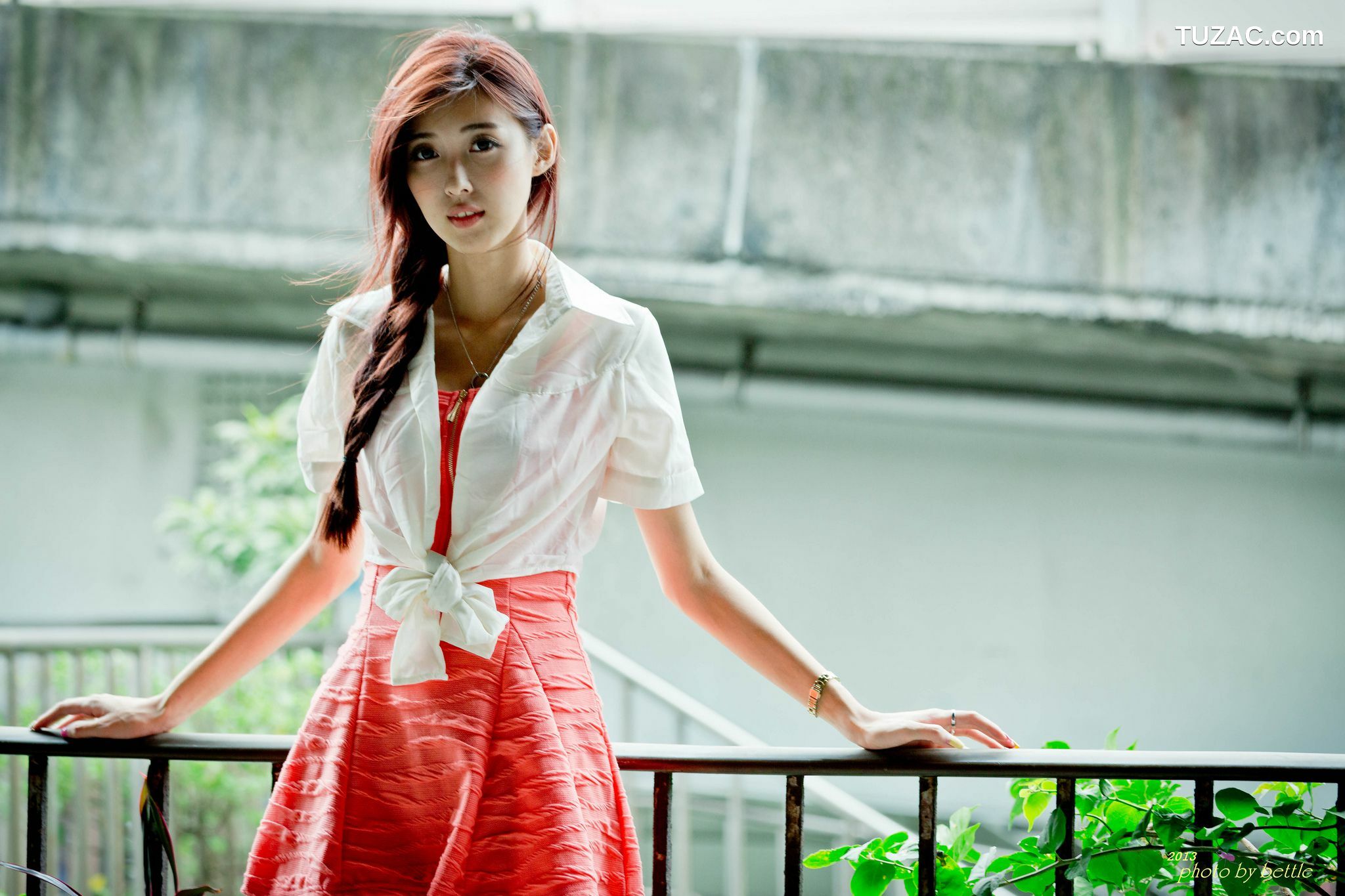 台湾正妹_廖挺伶/Kila晶晶《街拍粉嫩连衣裙系列》 写真集