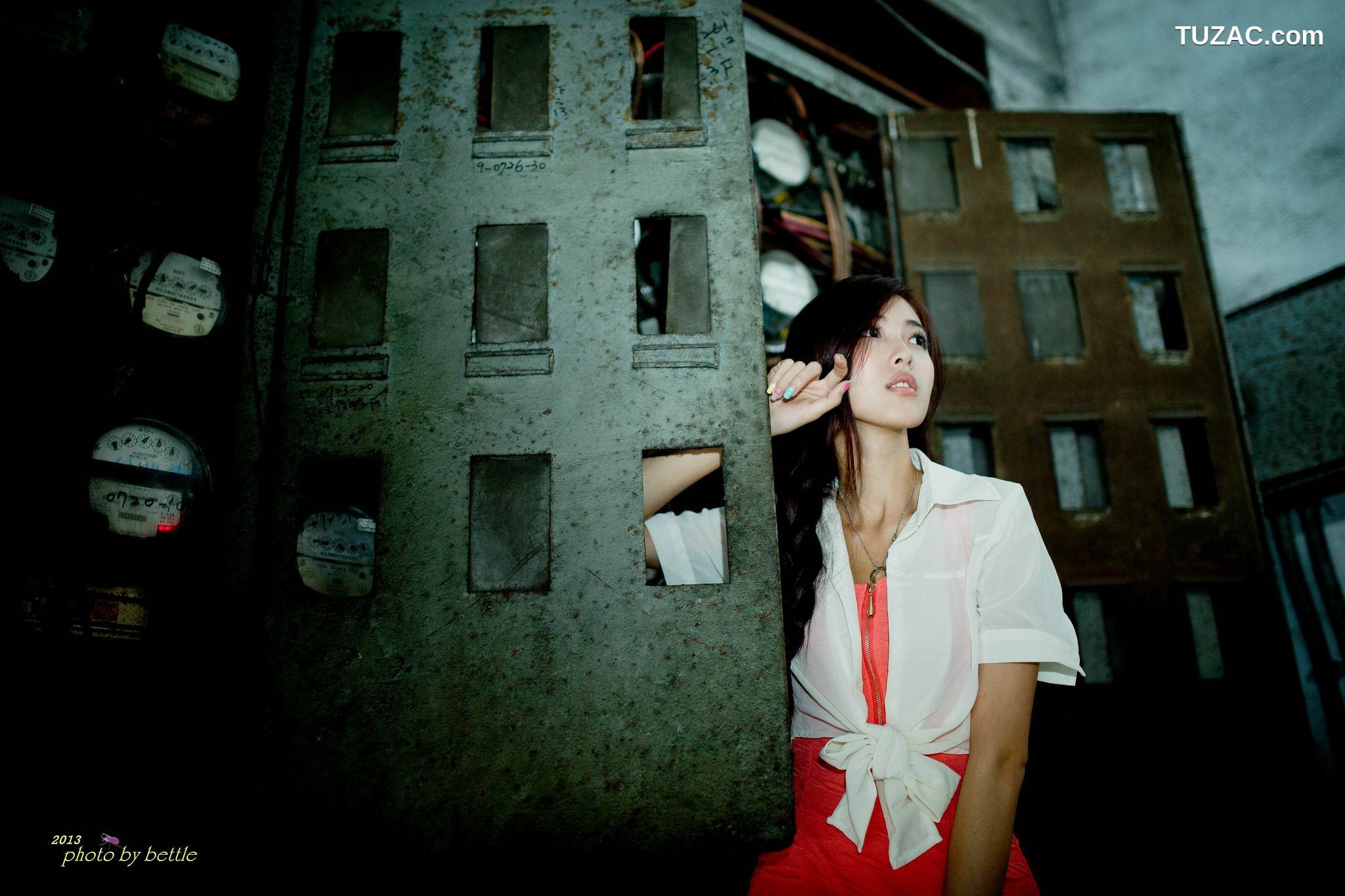 台湾正妹_廖挺伶/Kila晶晶《街拍粉嫩连衣裙系列》 写真集