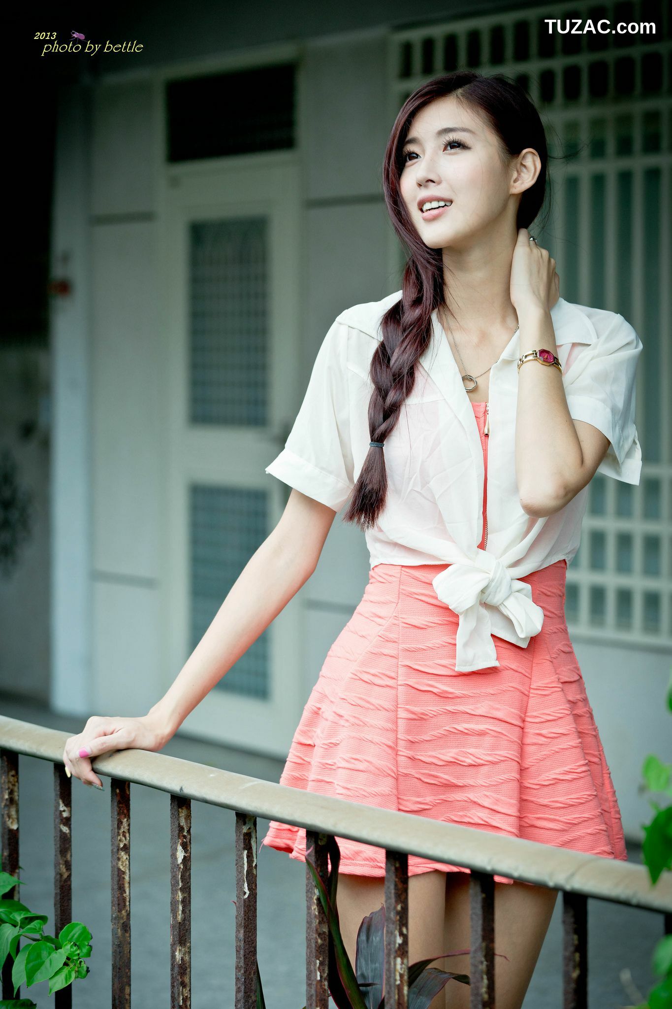 台湾正妹_廖挺伶/Kila晶晶《街拍粉嫩连衣裙系列》 写真集