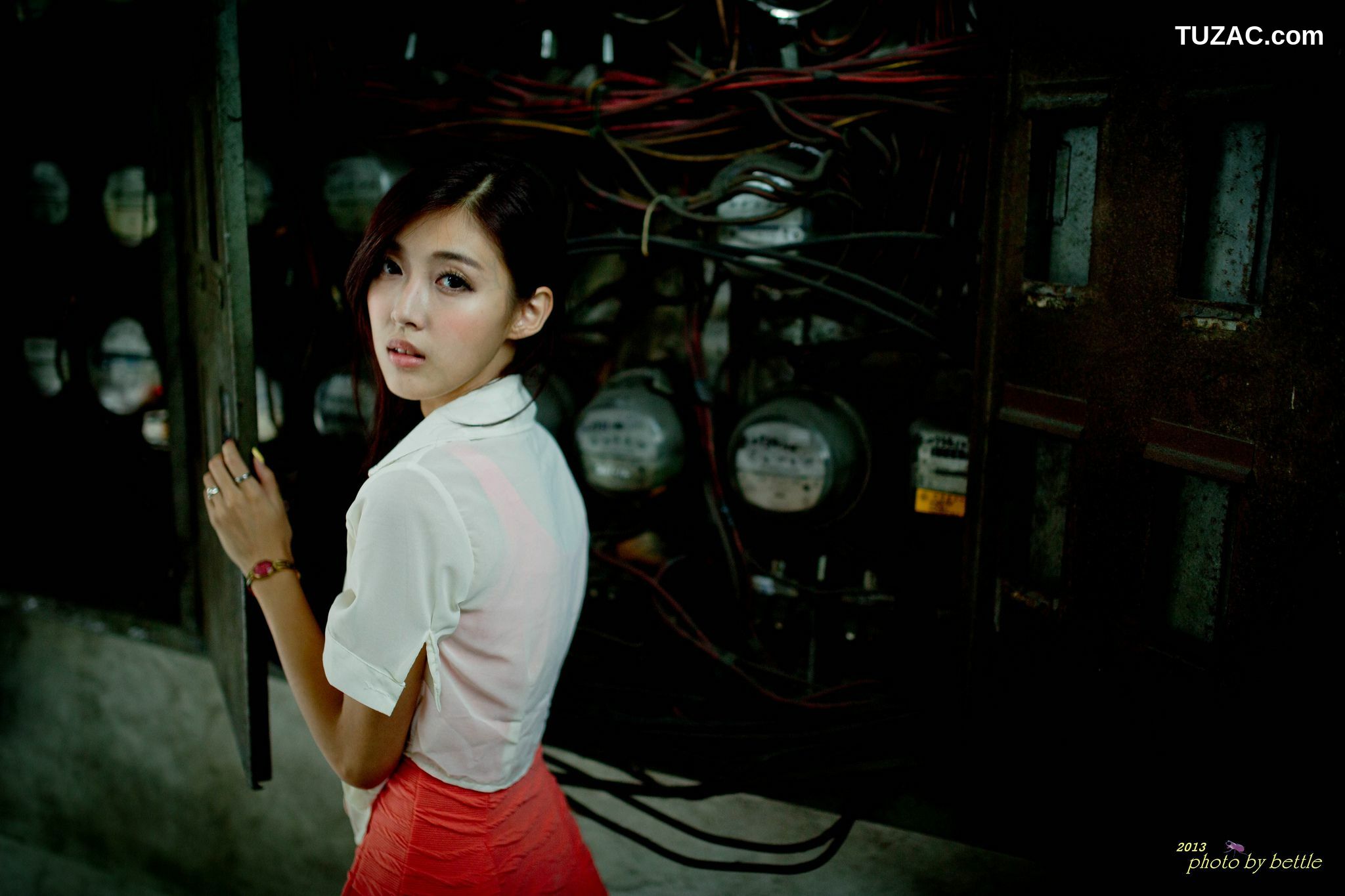 台湾正妹_廖挺伶/Kila晶晶《街拍粉嫩连衣裙系列》 写真集