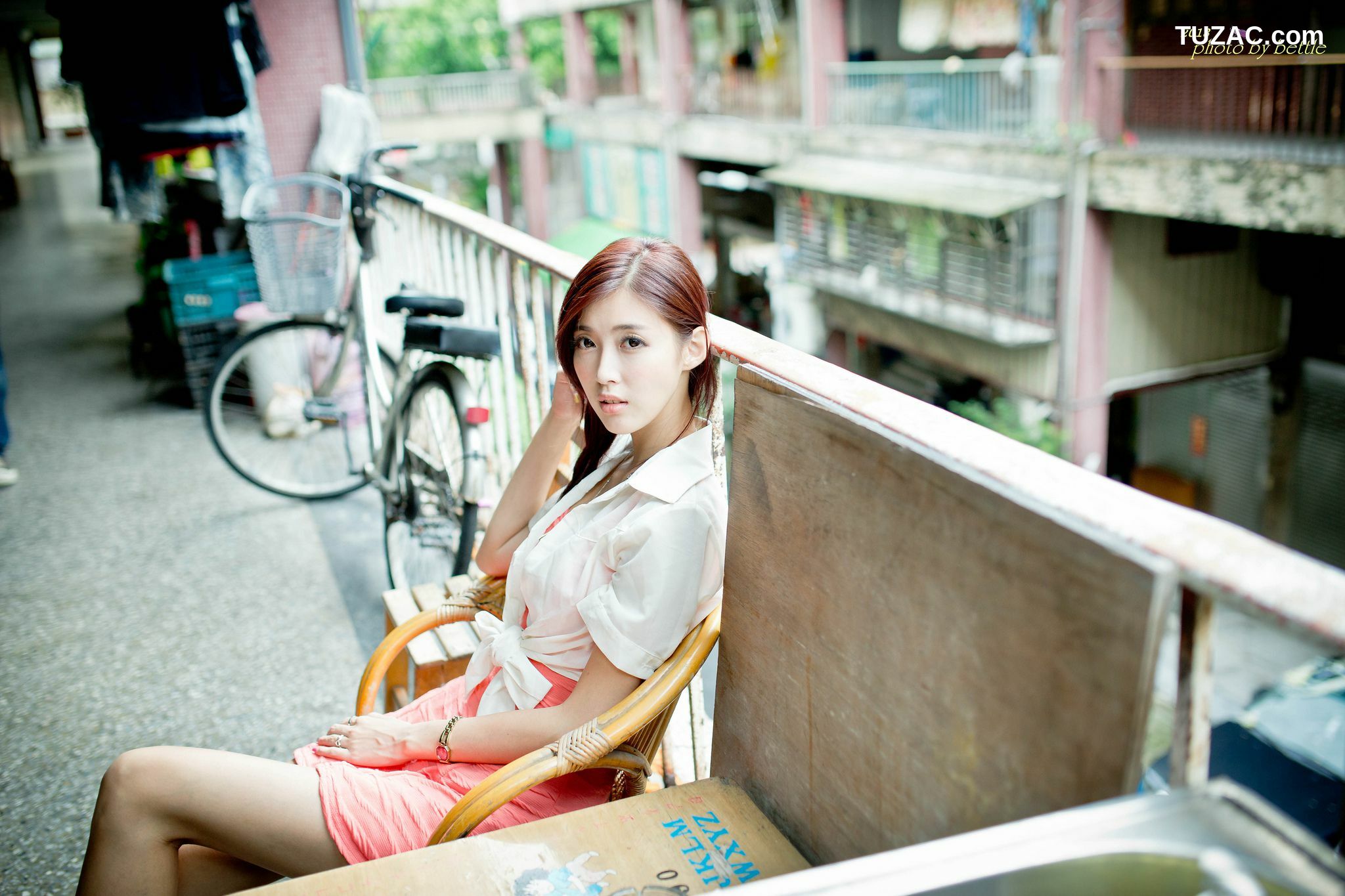 台湾正妹_廖挺伶/Kila晶晶《街拍粉嫩连衣裙系列》 写真集