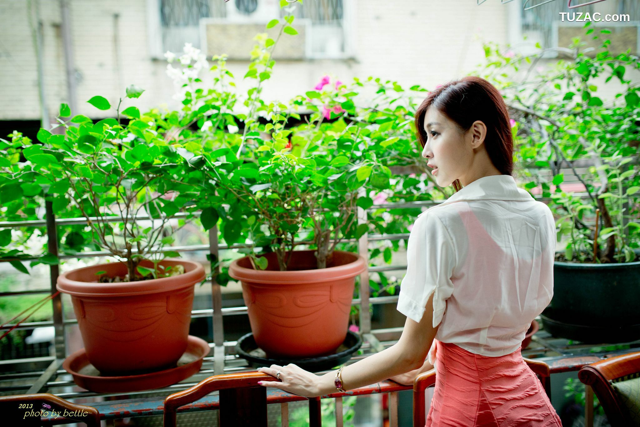 台湾正妹_廖挺伶/Kila晶晶《街拍粉嫩连衣裙系列》 写真集