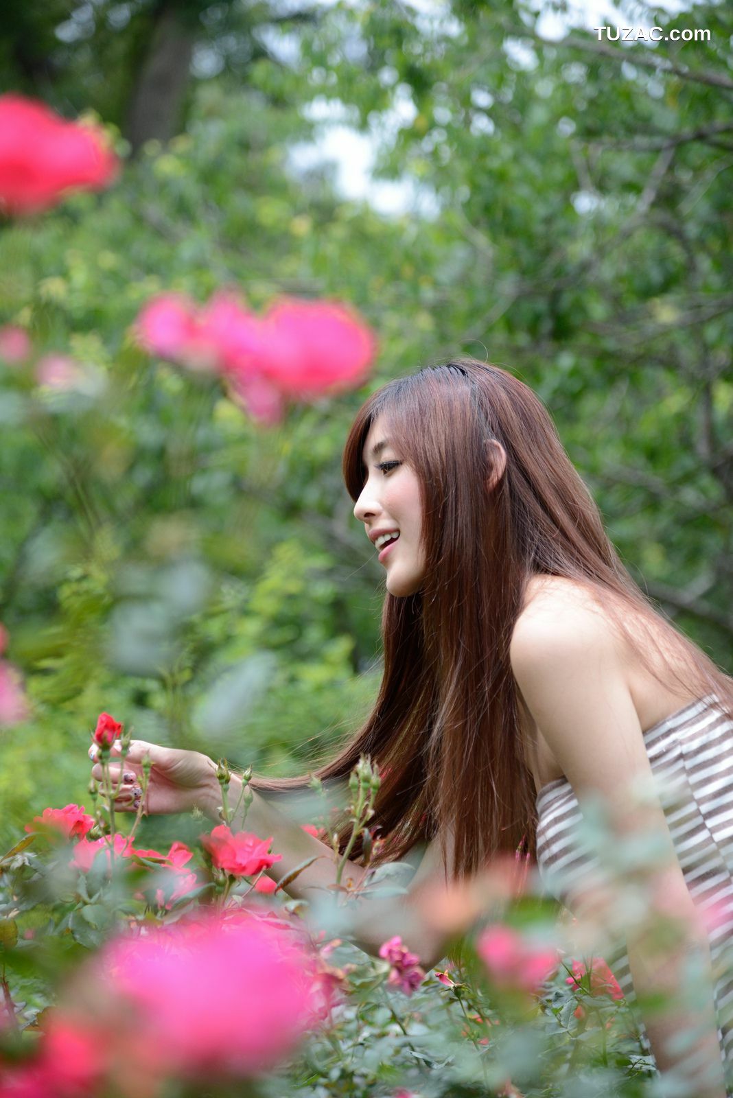 台湾正妹_廖挺伶/Kila晶晶《齐B超短裙系列》外拍写真集