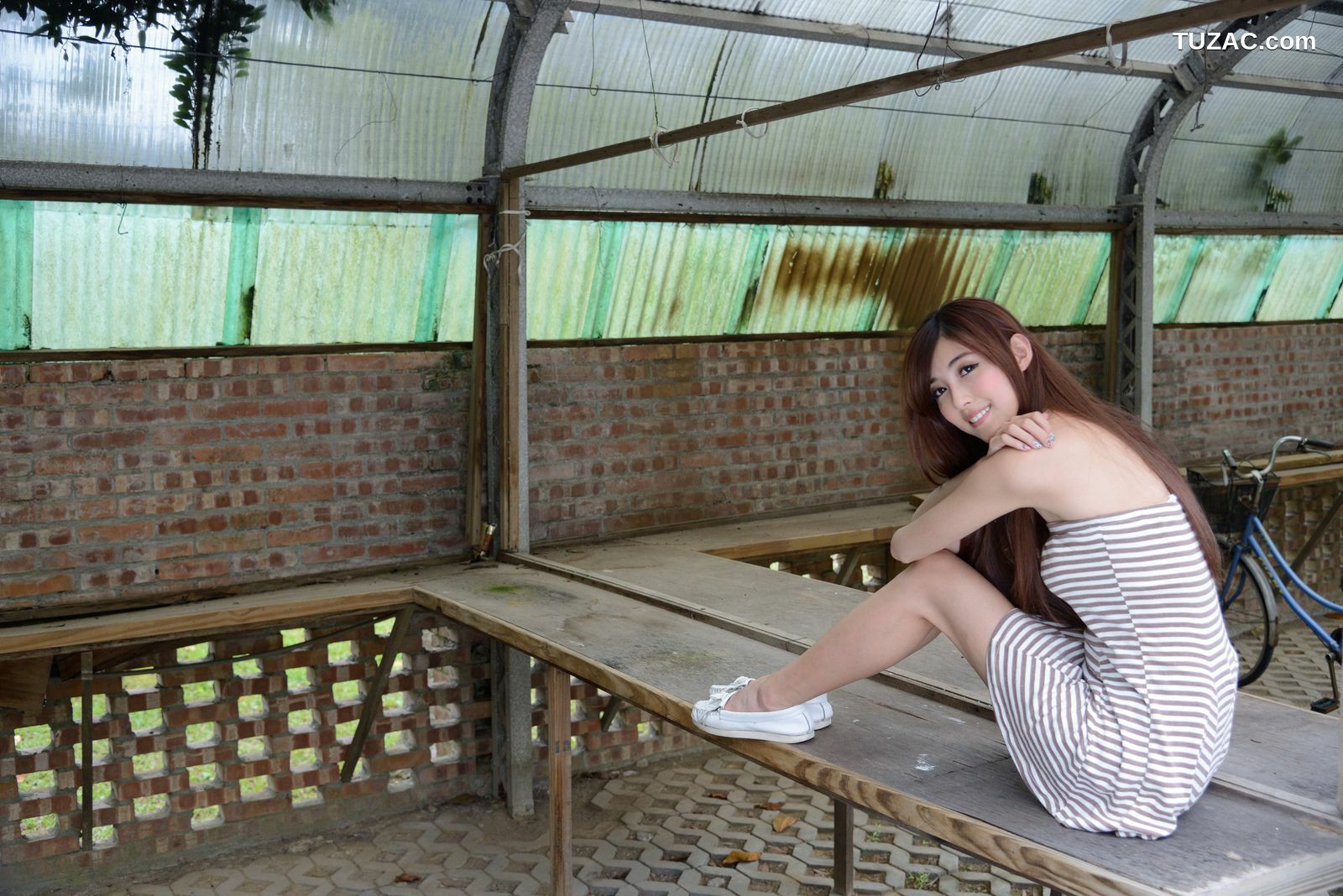 台湾正妹_廖挺伶/Kila晶晶《齐B超短裙系列》外拍写真集