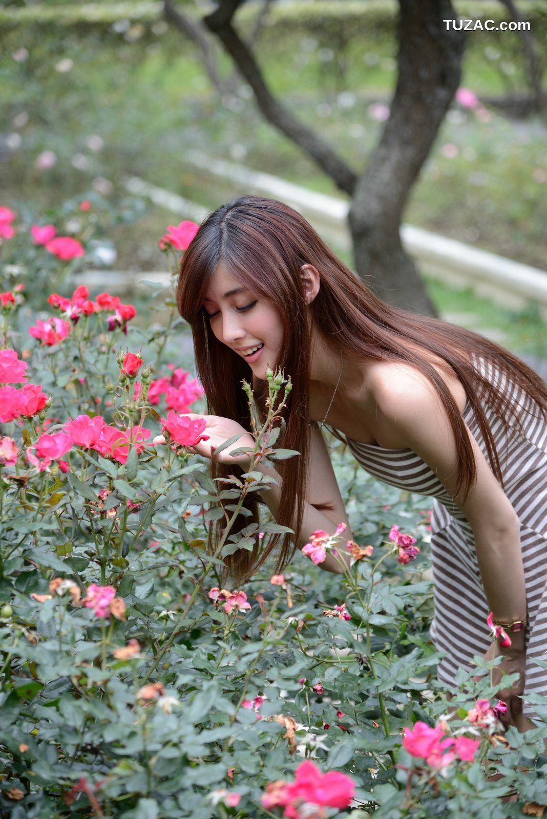 台湾正妹_廖挺伶/Kila晶晶《齐B超短裙系列》外拍写真集