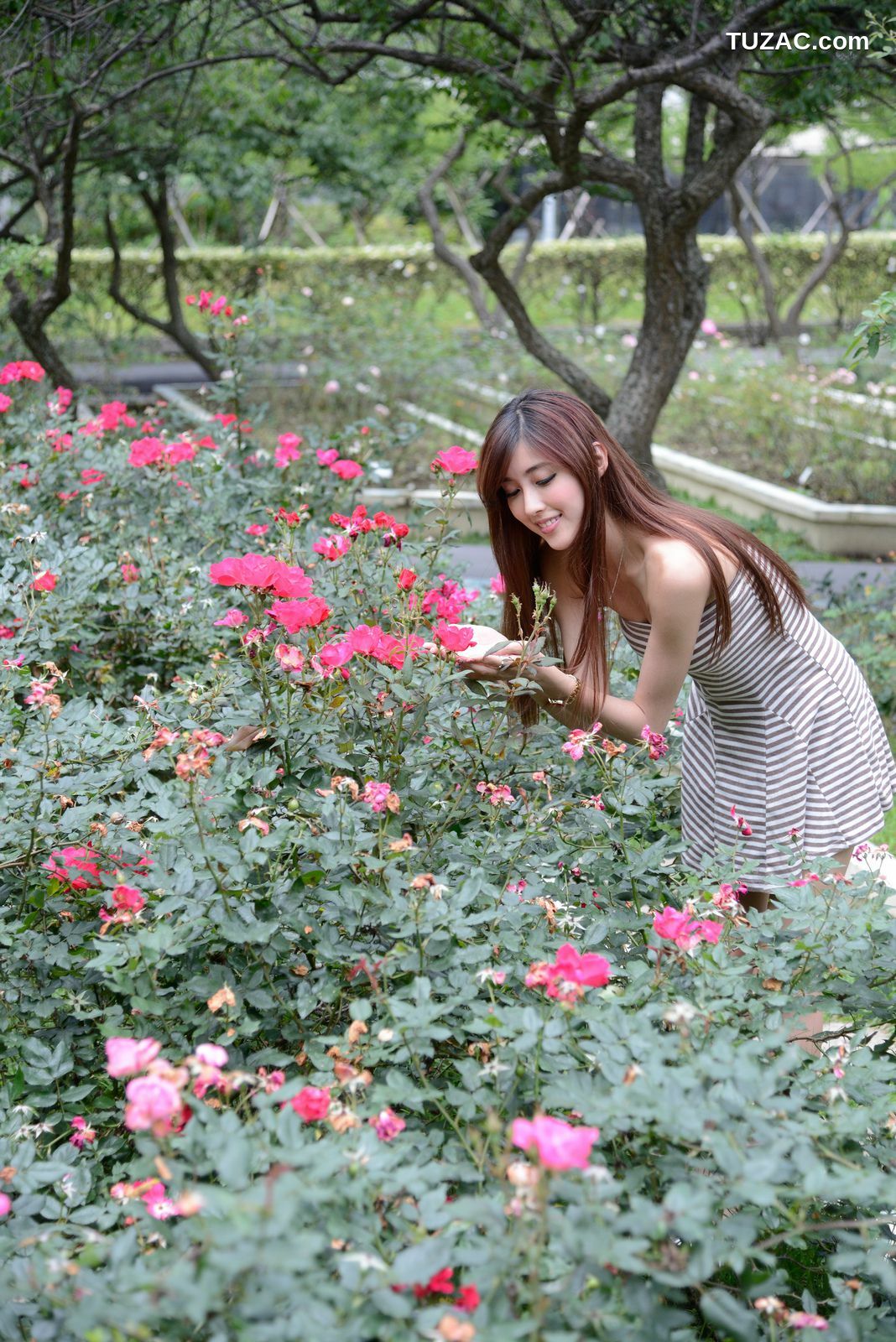 台湾正妹_廖挺伶/Kila晶晶《齐B超短裙系列》外拍写真集