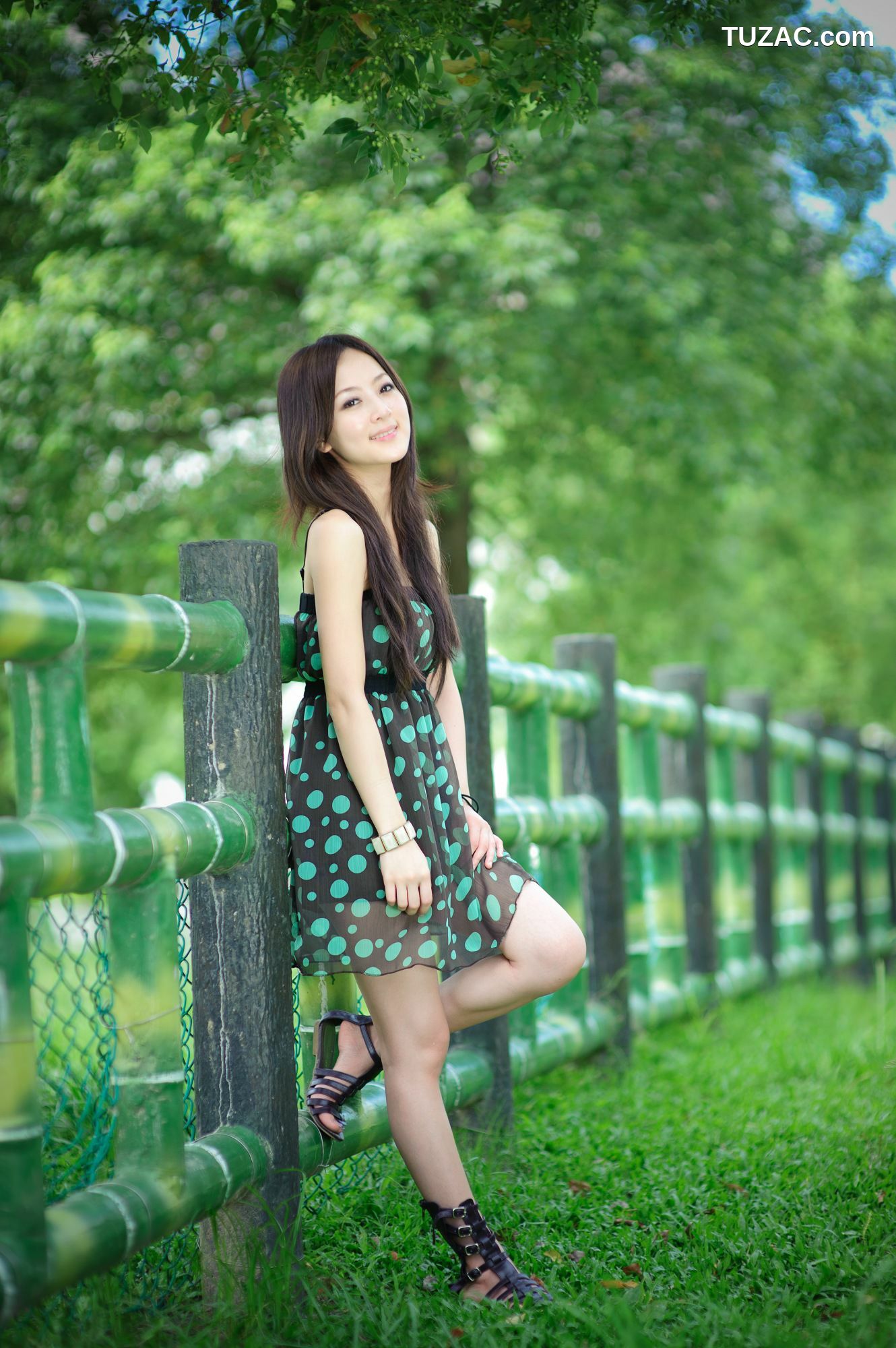 台湾正妹_张允霏/果子MM《永和四號公園外拍》写真集