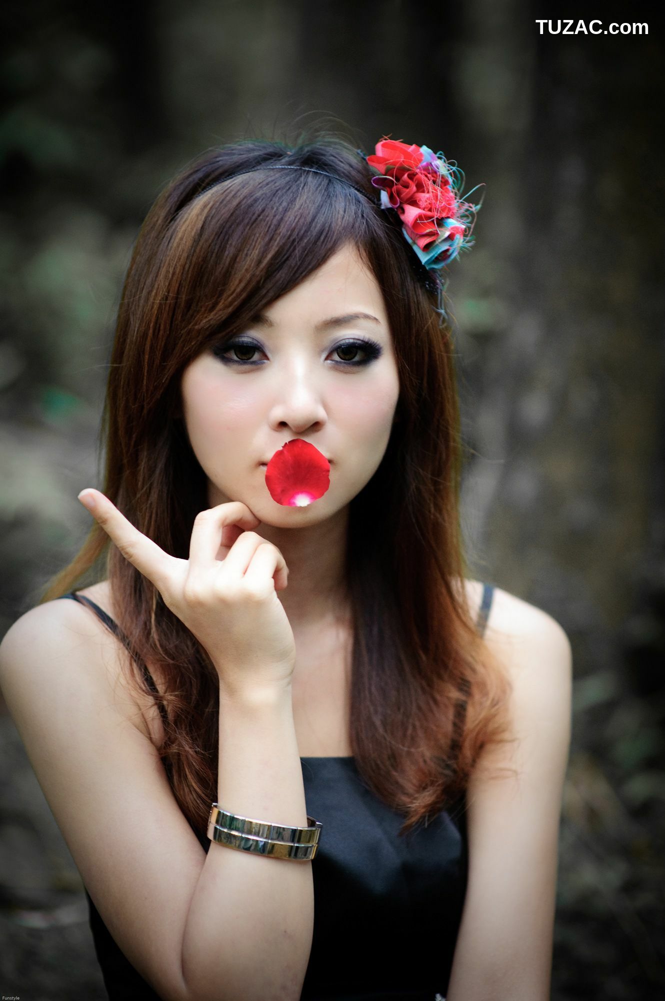 台湾正妹_果子MM/Mikako《白色圓舞曲 + 黑色執念》外拍写真集