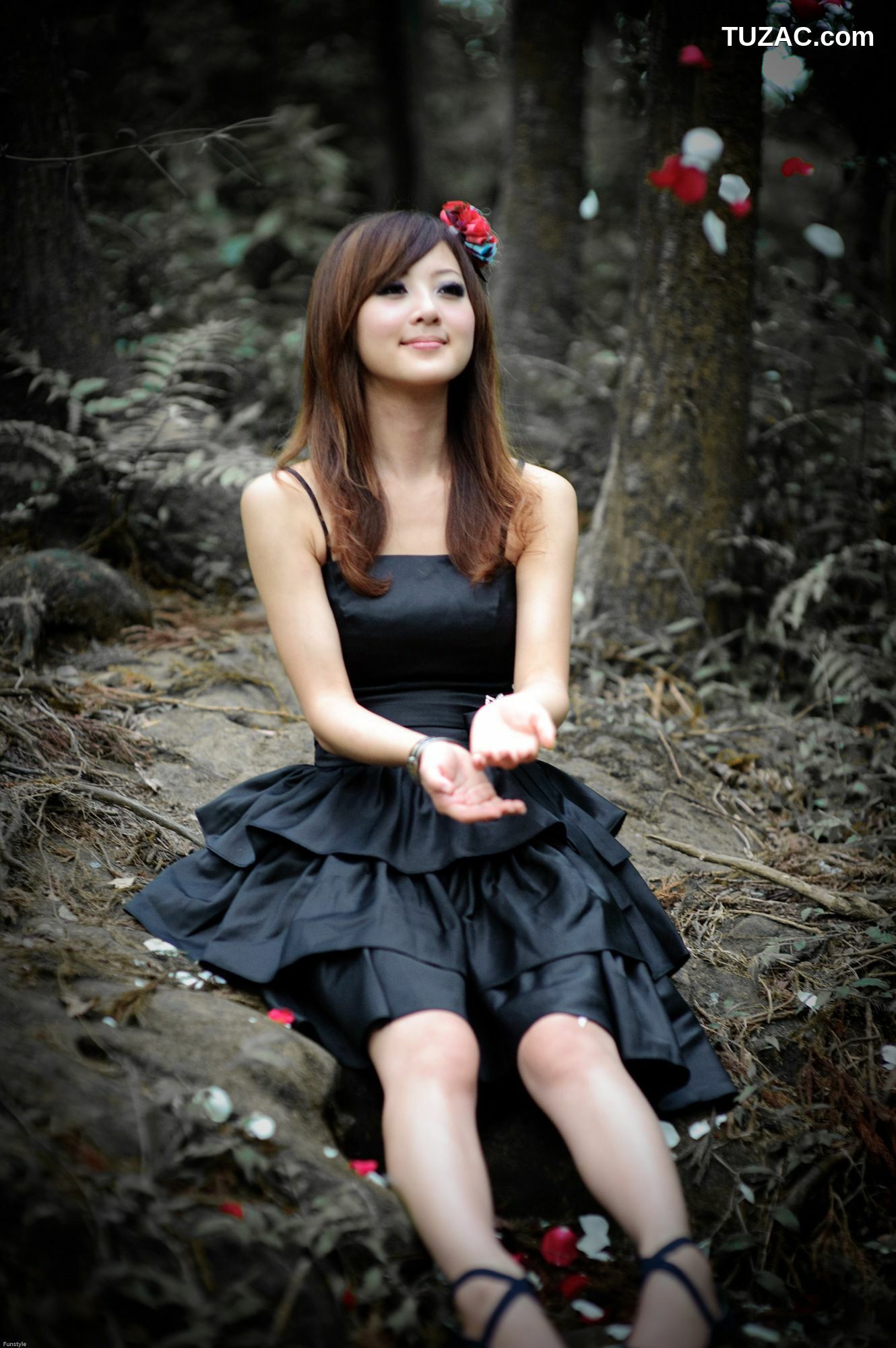 台湾正妹_果子MM/Mikako《白色圓舞曲 + 黑色執念》外拍写真集