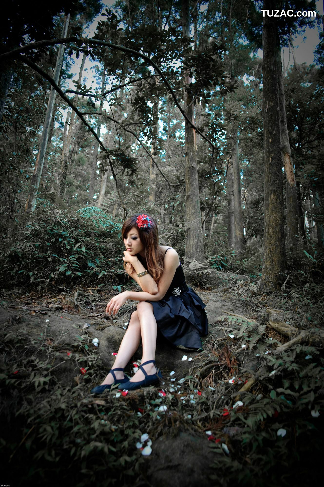 台湾正妹_果子MM/Mikako《白色圓舞曲 + 黑色執念》外拍写真集