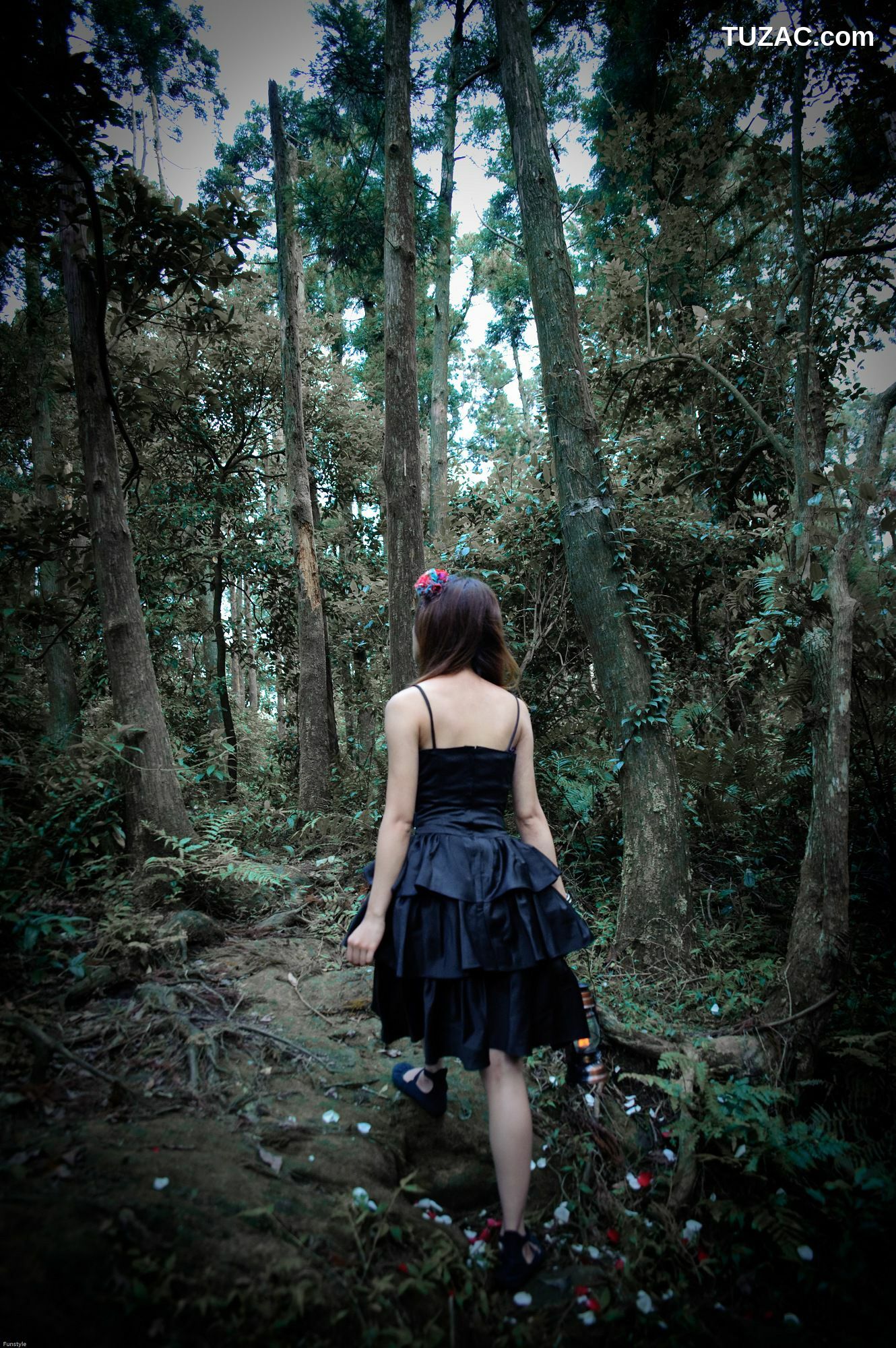 台湾正妹_果子MM/Mikako《白色圓舞曲 + 黑色執念》外拍写真集