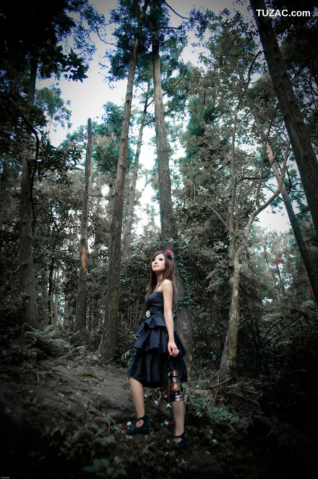 台湾正妹_果子MM/Mikako《白色圓舞曲 + 黑色執念》外拍写真集