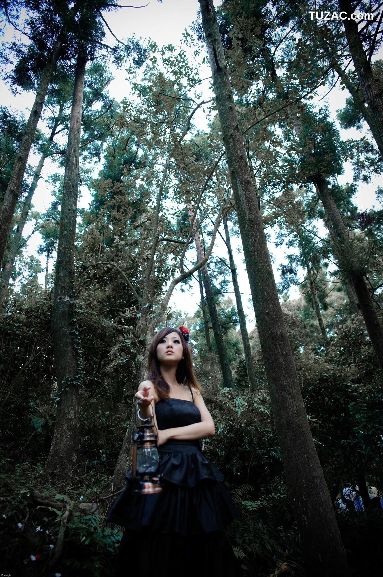 台湾正妹_果子MM/Mikako《白色圓舞曲 + 黑色執念》外拍写真集