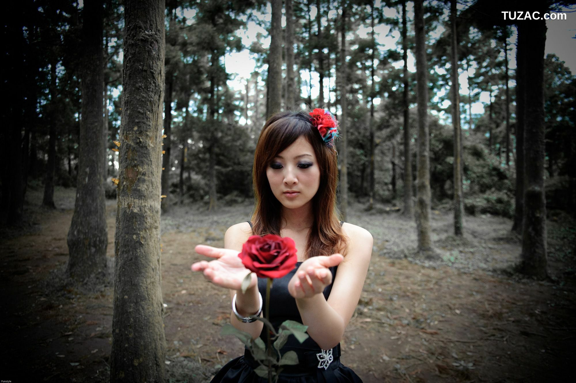 台湾正妹_果子MM/Mikako《白色圓舞曲 + 黑色執念》外拍写真集