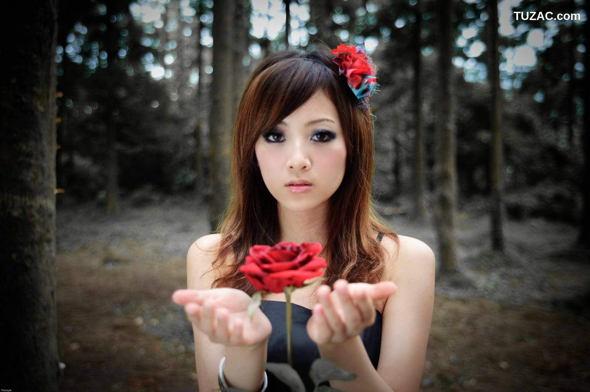 台湾正妹_果子MM/Mikako《白色圓舞曲 + 黑色執念》外拍写真集