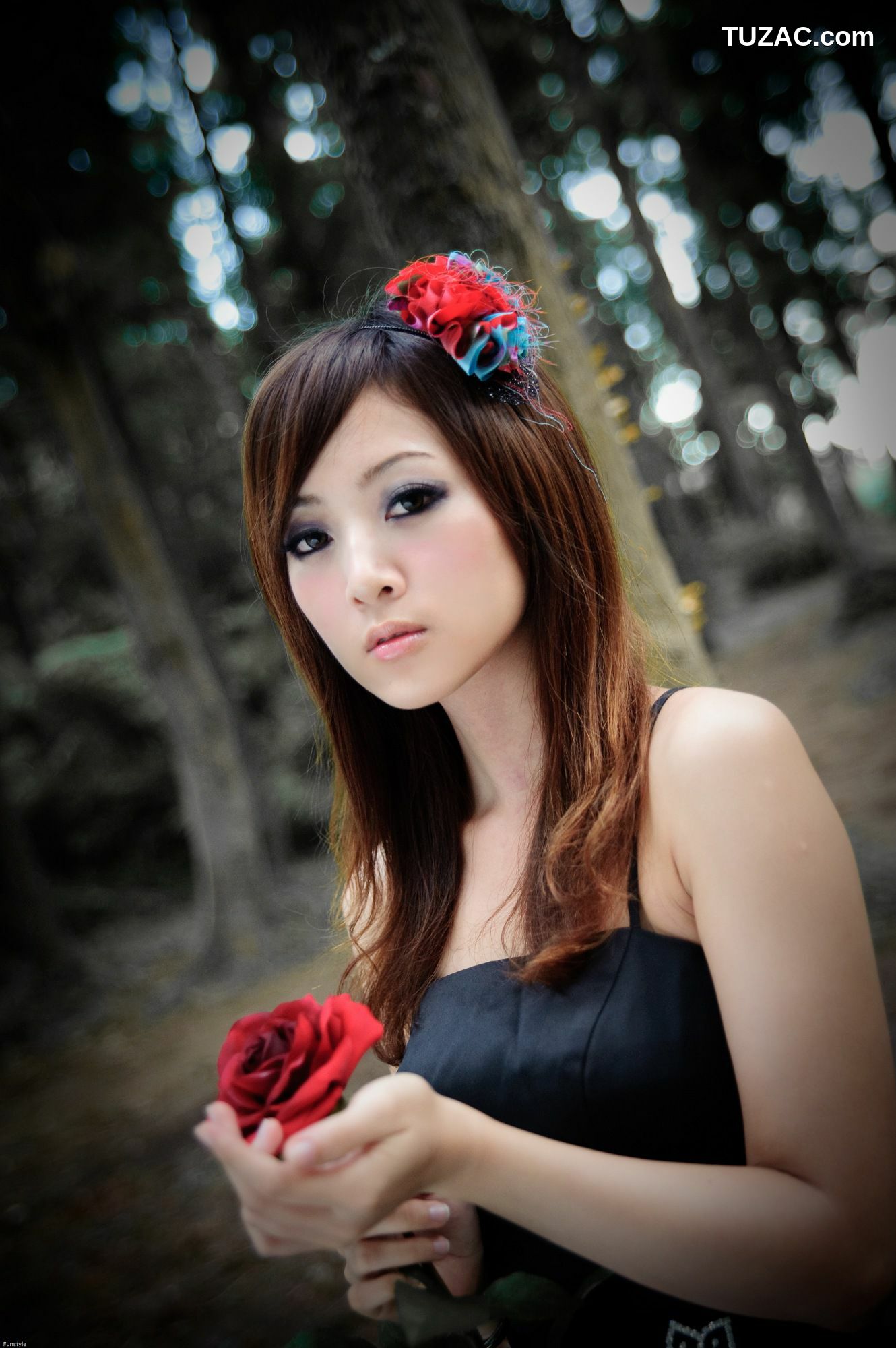 台湾正妹_果子MM/Mikako《白色圓舞曲 + 黑色執念》外拍写真集